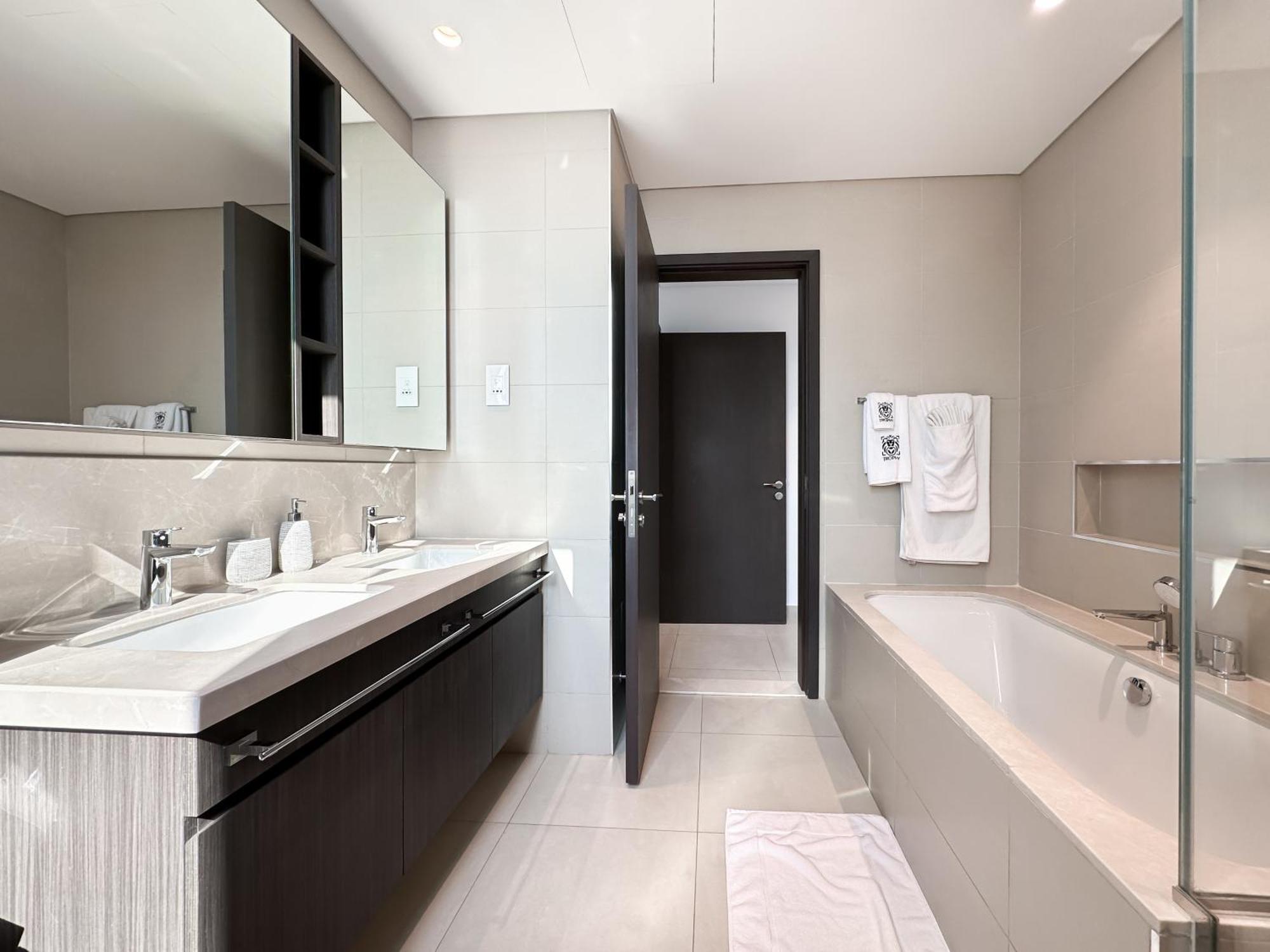 Apartemen Stylish 2 Bedroom Dior-inspired Connected To Mall *