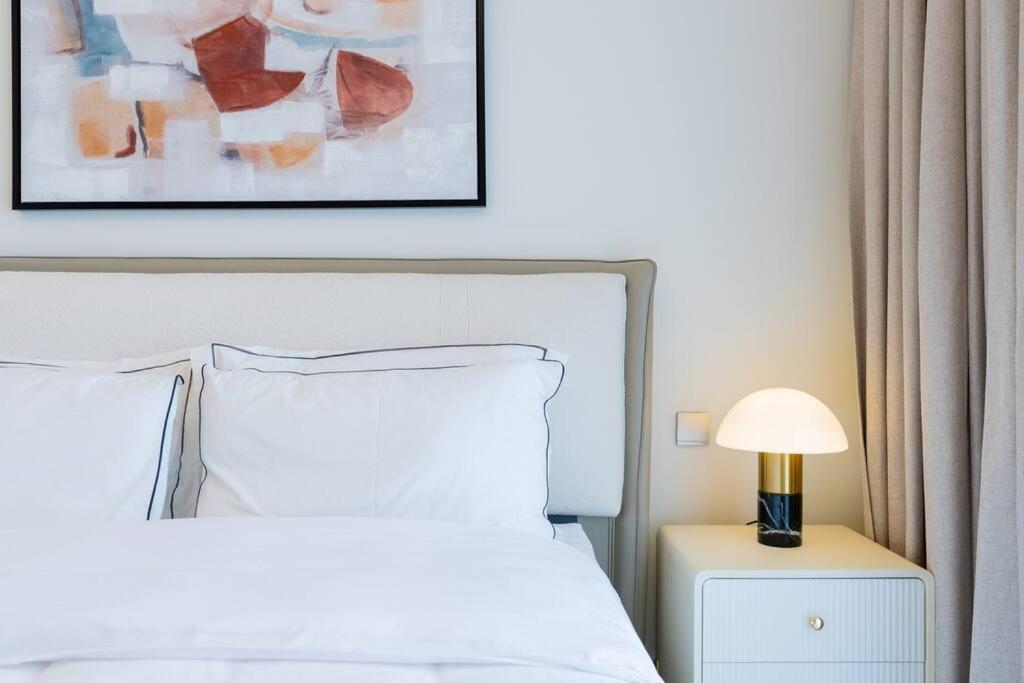 Stylish 1 Bedroom L Next To Mall L Great Amenities Apartamento Dubái