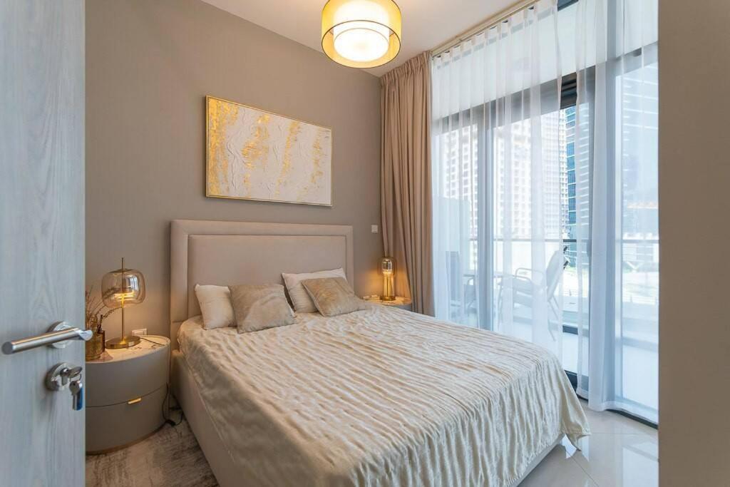 Convenient Location L Large Balcony L Great Pool Apartment *