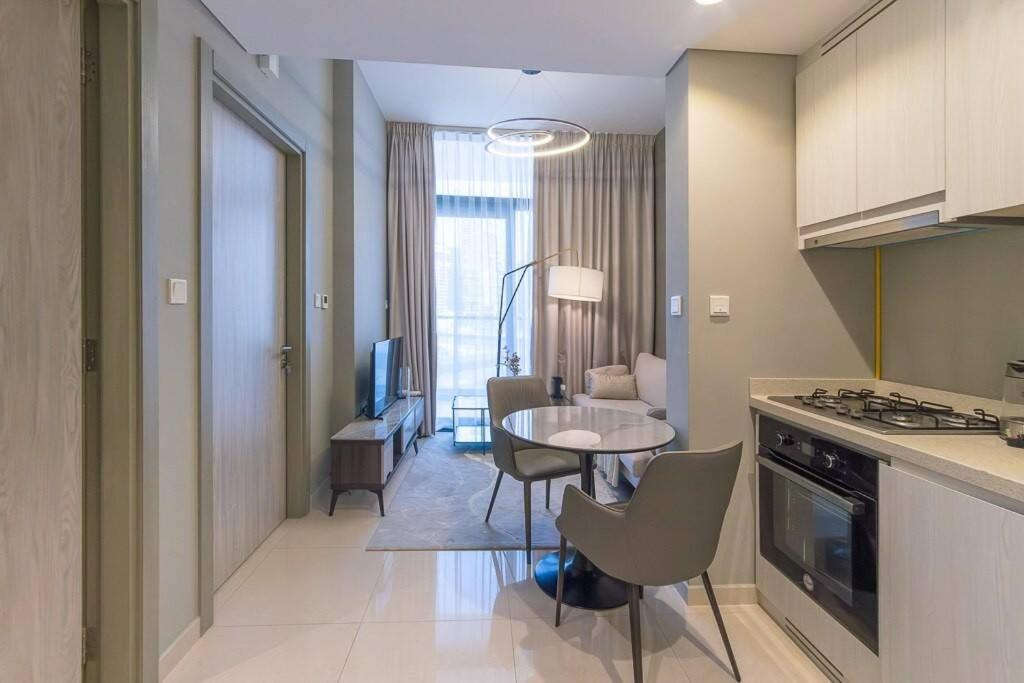 Convenient Location L Large Balcony L Great Pool Apartment *
