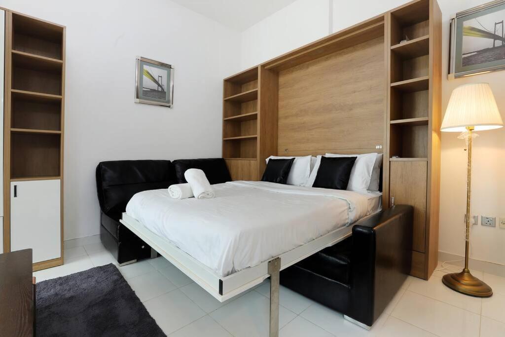 Apartamento Brown Stone Homes Glamz Dubái