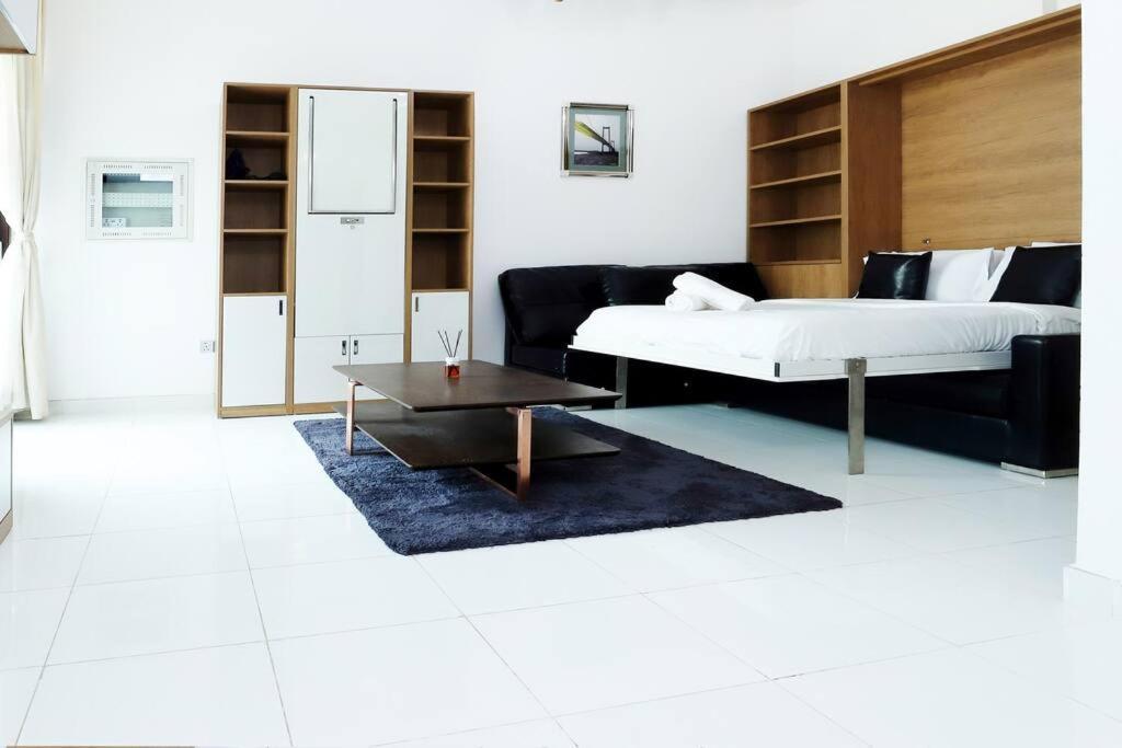 Brown Stone Homes Glamz Apartamento