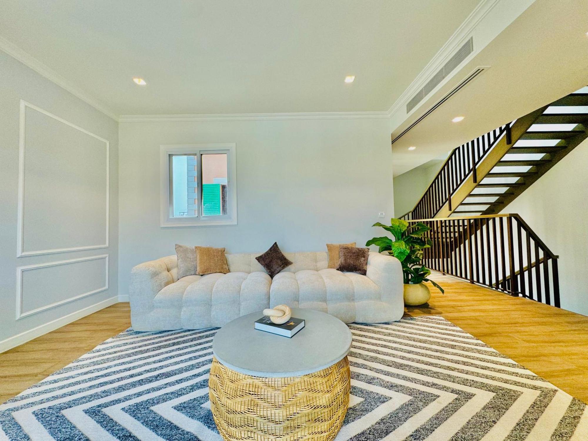 Villa Venduras - Spacious 4-bedroom Luxury In La Mer, Dubai