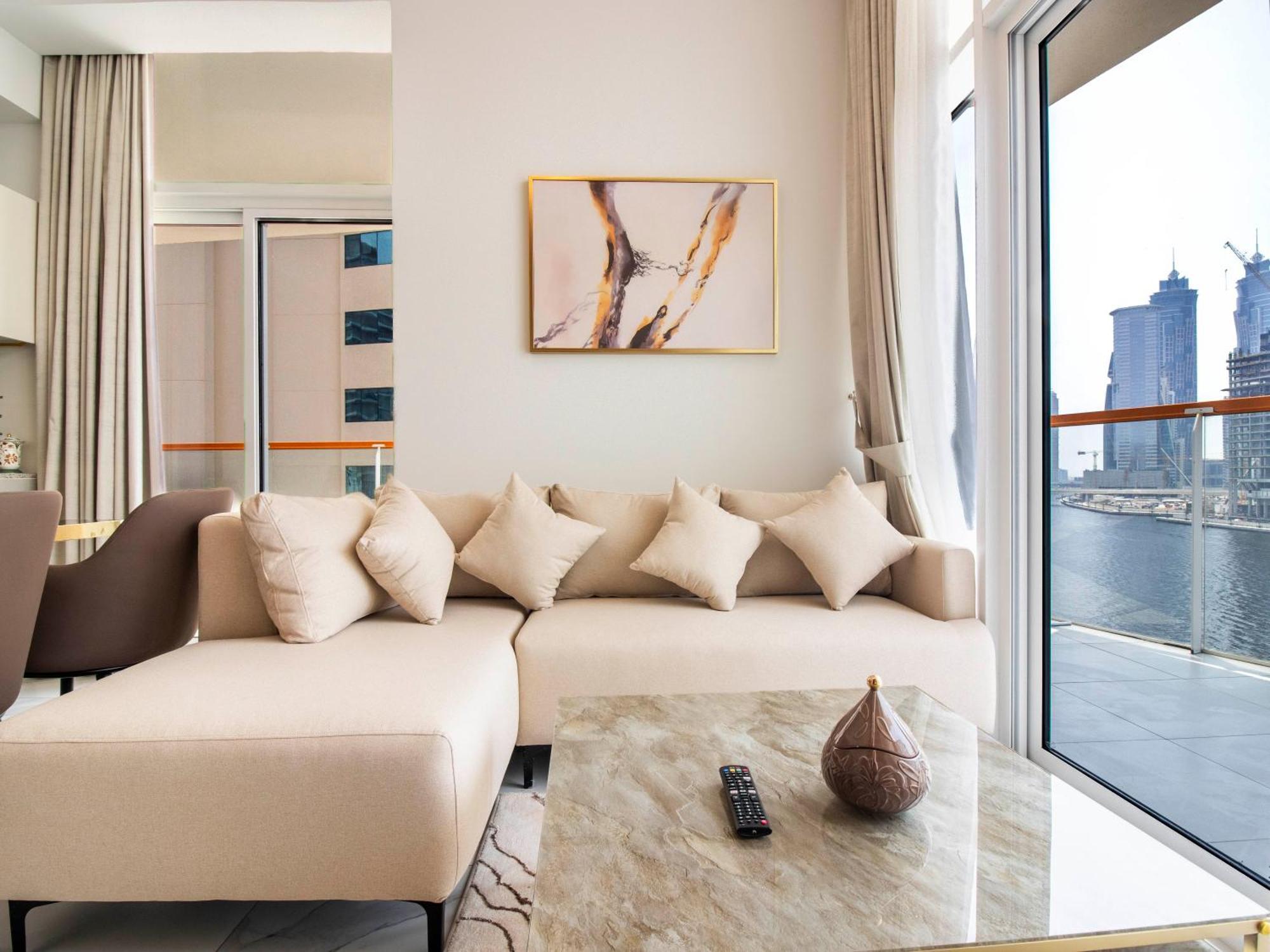 Elegant 2br Ensuite With Canal & Burj Khalifa View Dubái