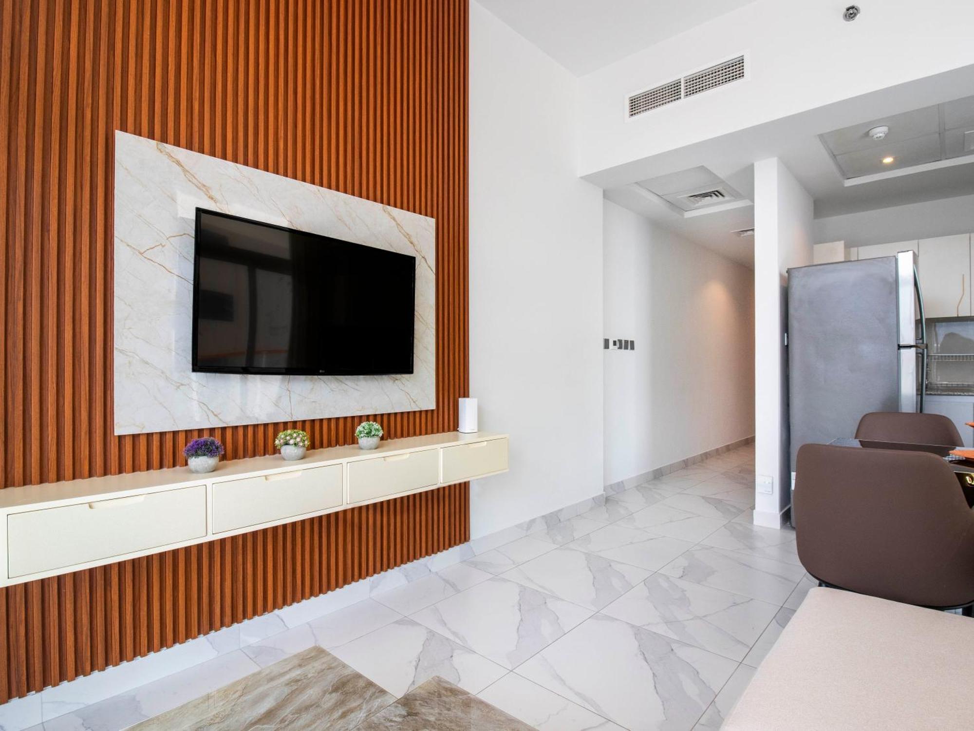 Elegant 2br Ensuite With Canal & Burj Khalifa View Apartamento