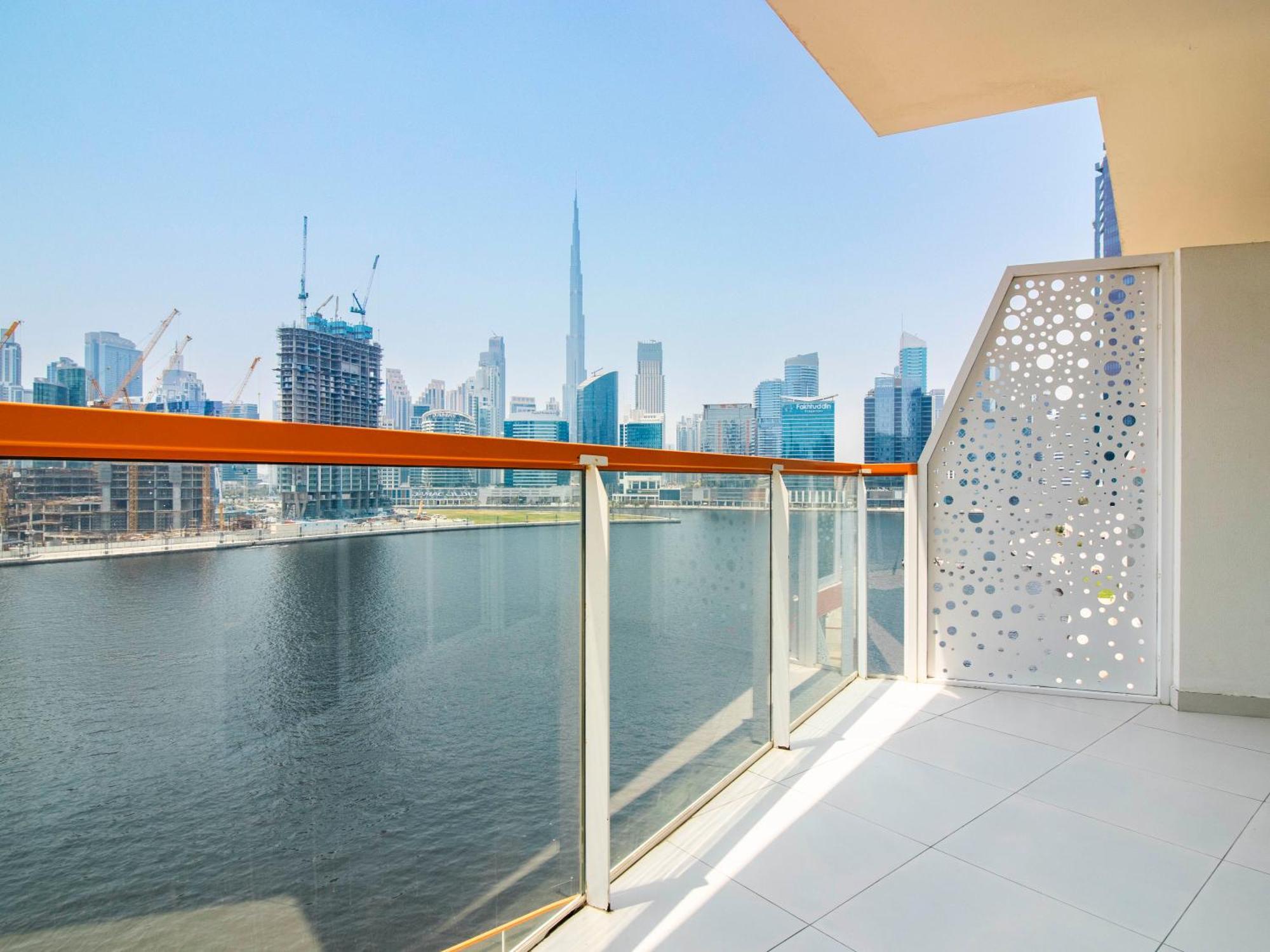 Elegant 2br Ensuite With Canal & Burj Khalifa View Apartamento