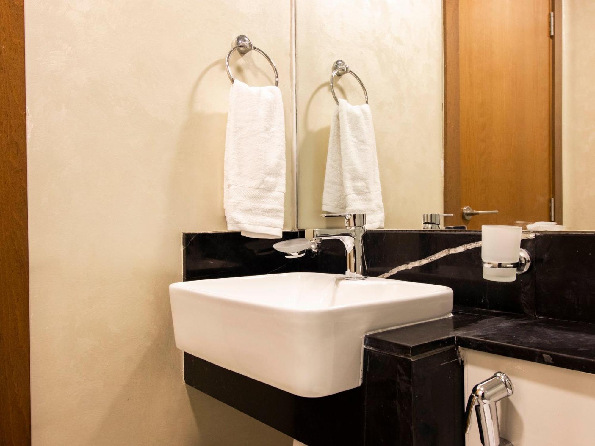 Apartamento Elegant 2br Ensuite With Canal & Burj Khalifa View Dubái