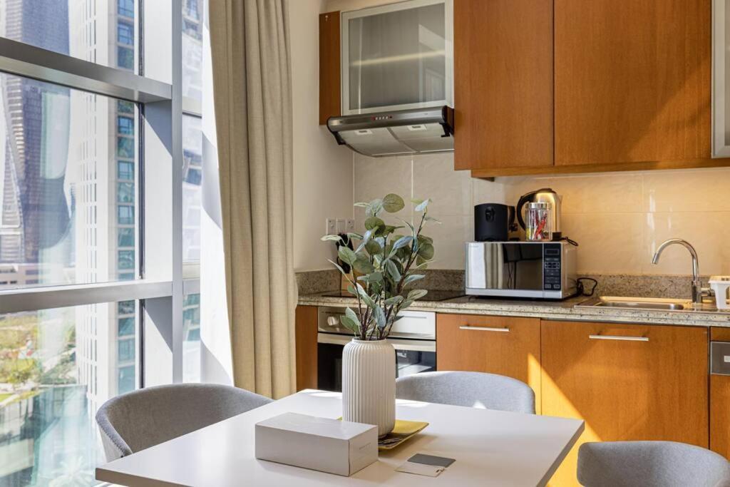 Modern And Bright In The Heart Of Downtown *