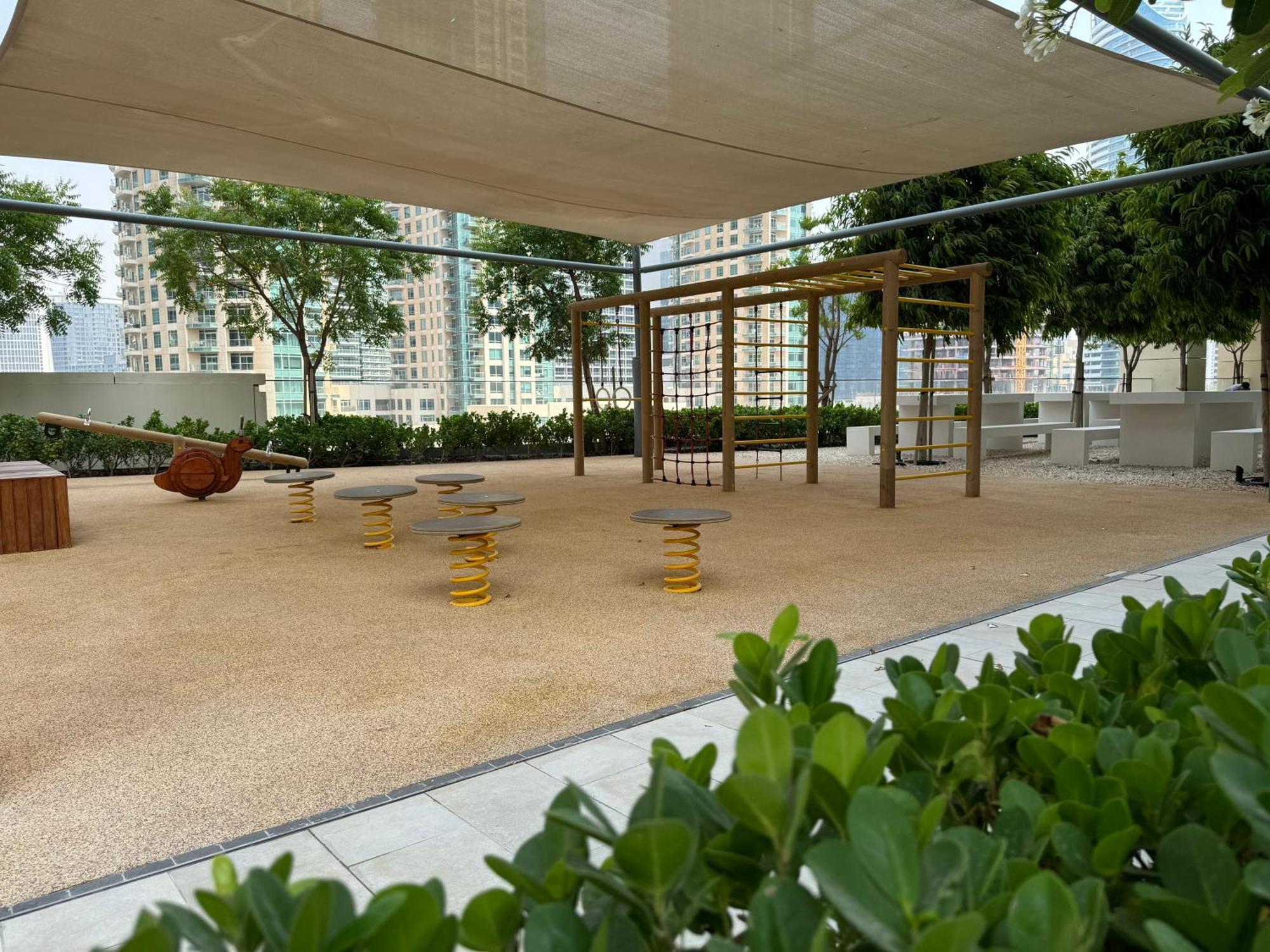 Burj Royale Condo, Close To Mall & Attractions *