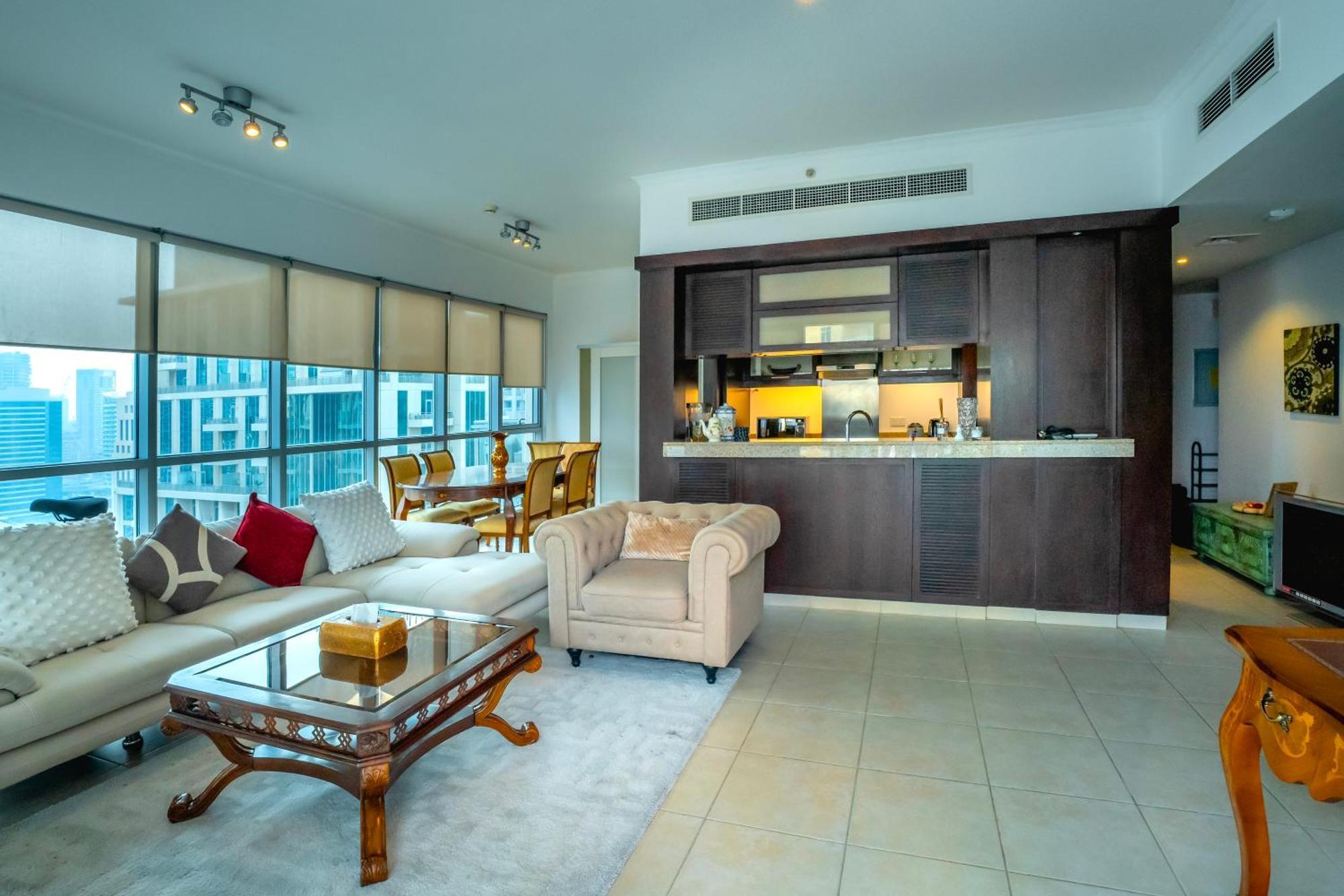 Elegant Overlooking Mall Fountain. Apartament Dubai