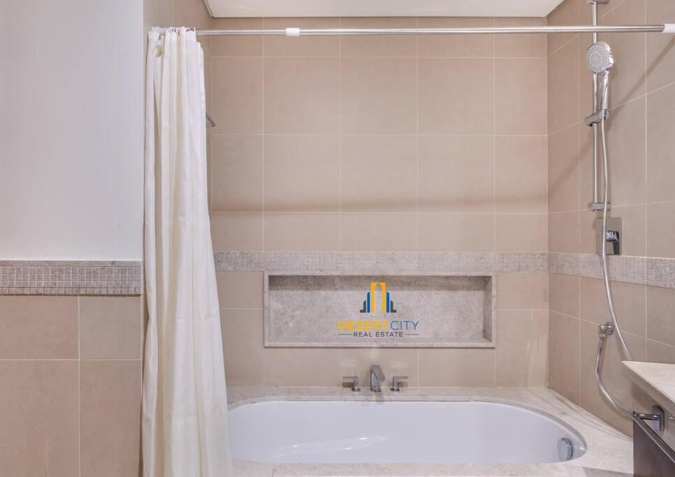 Luxurious 2 Bed Next To Burj Khalifa, Hosted By Desert