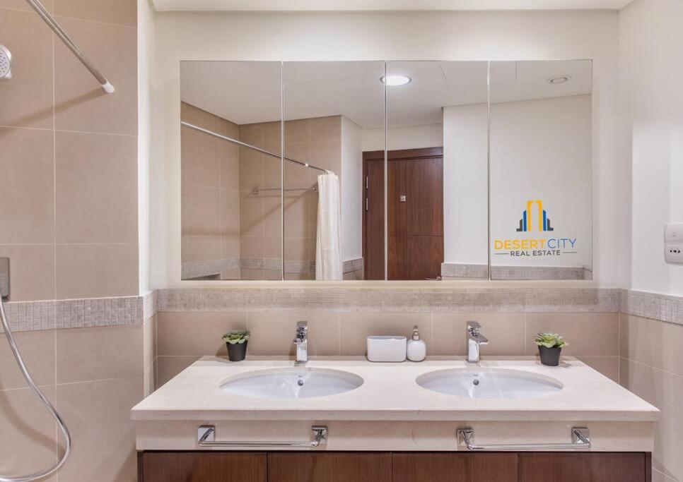 Luxurious 2 Bed Next To Burj Khalifa, Hosted By Desert