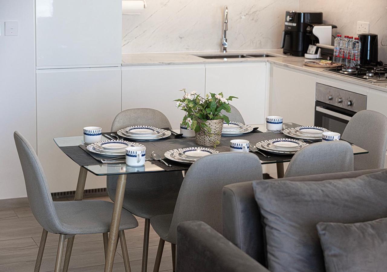Palace Residences 2br With Stunning Creek Views *
