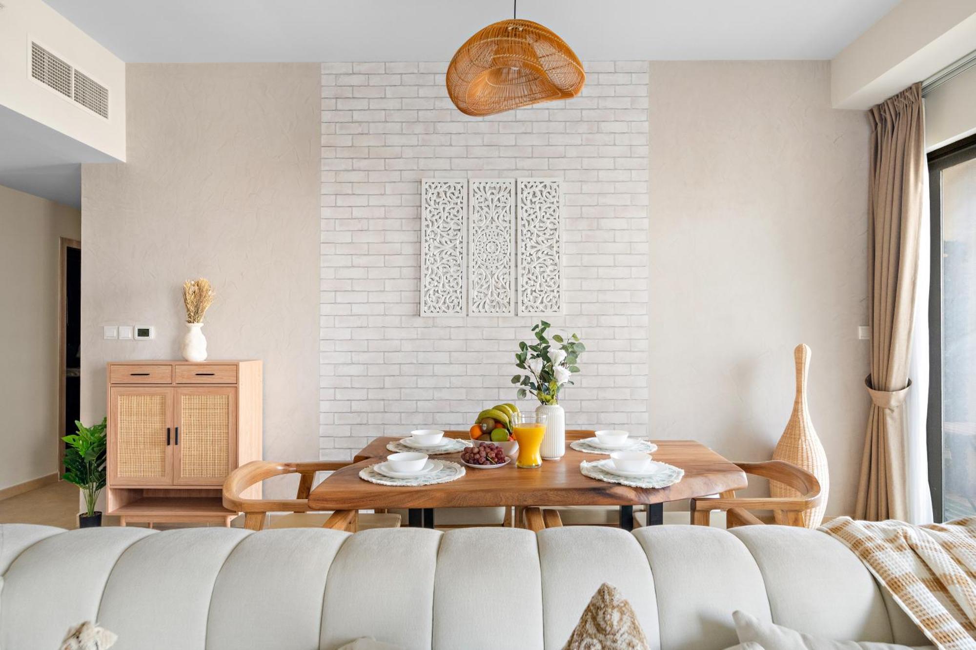 Semesterbostad Aesthetic , Sleeps 6, Pool, Gym & Waterfront Views