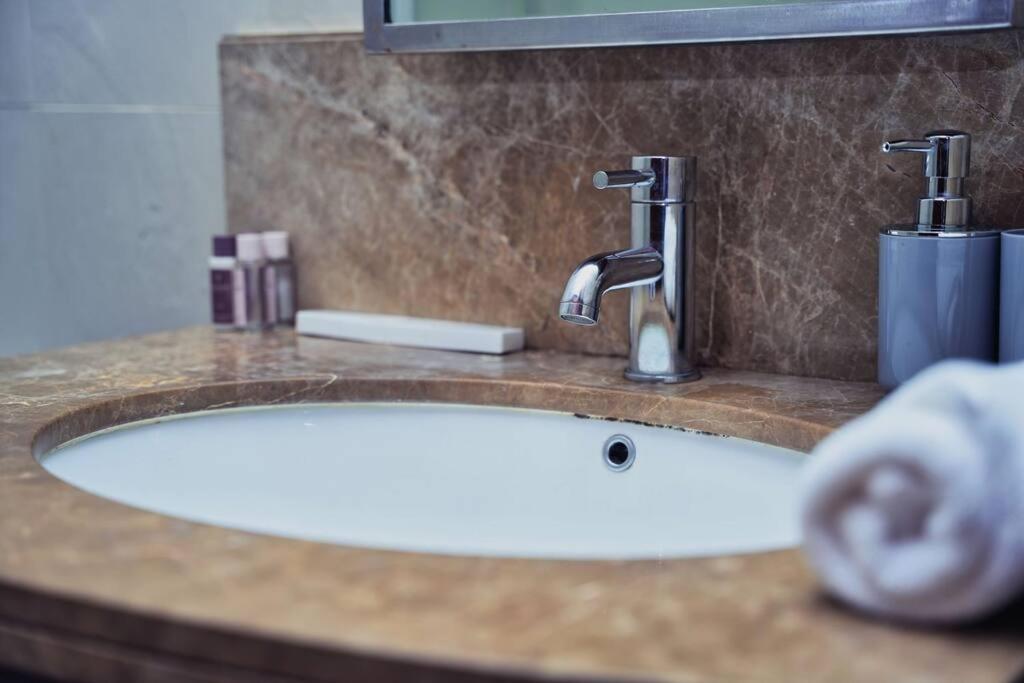 Apartment Stunning Luxury Downtown 2 Minute Walk To Burj Khalifa & Mall *
