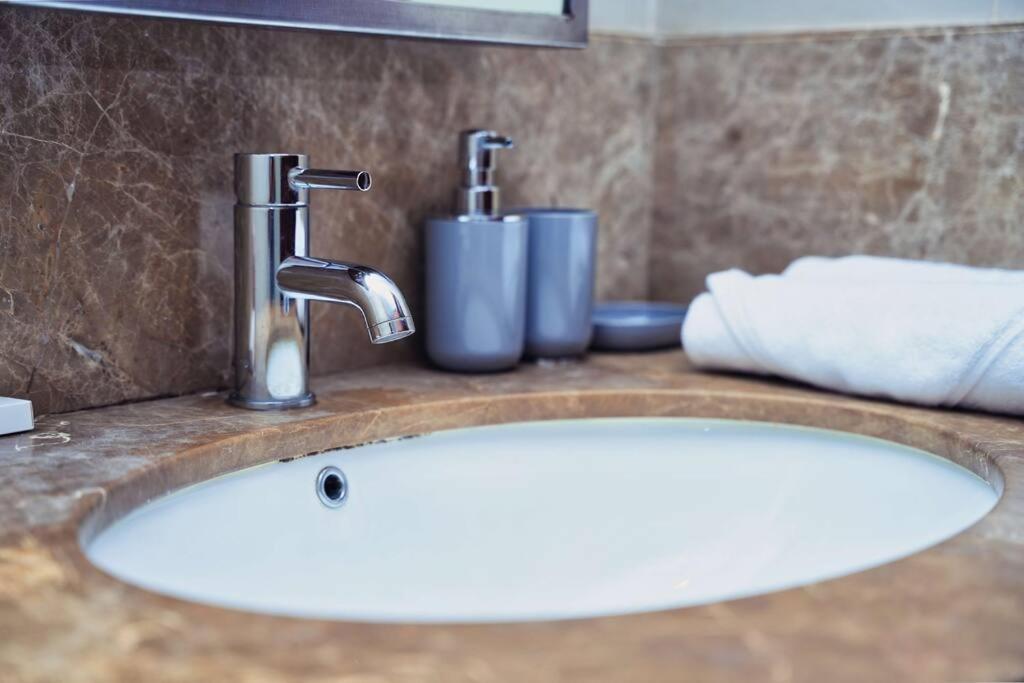 Stunning Luxury Downtown 2 Minute Walk To Burj Khalifa & Mall Apartment