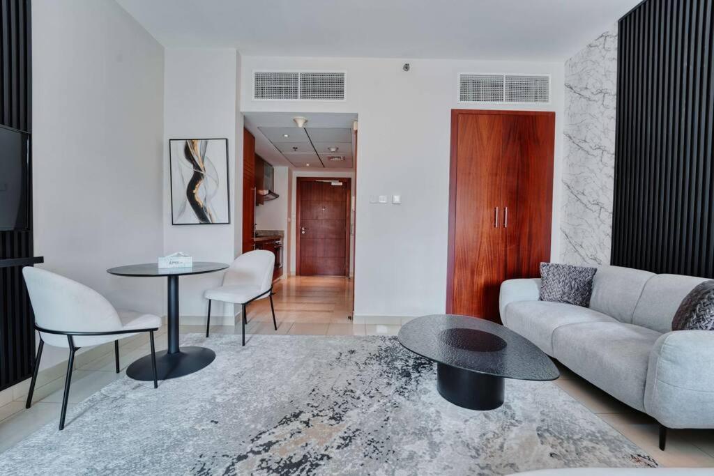 Stunning Luxury Downtown 2 Minute Walk To Burj Khalifa & Mall Apartment Dubai