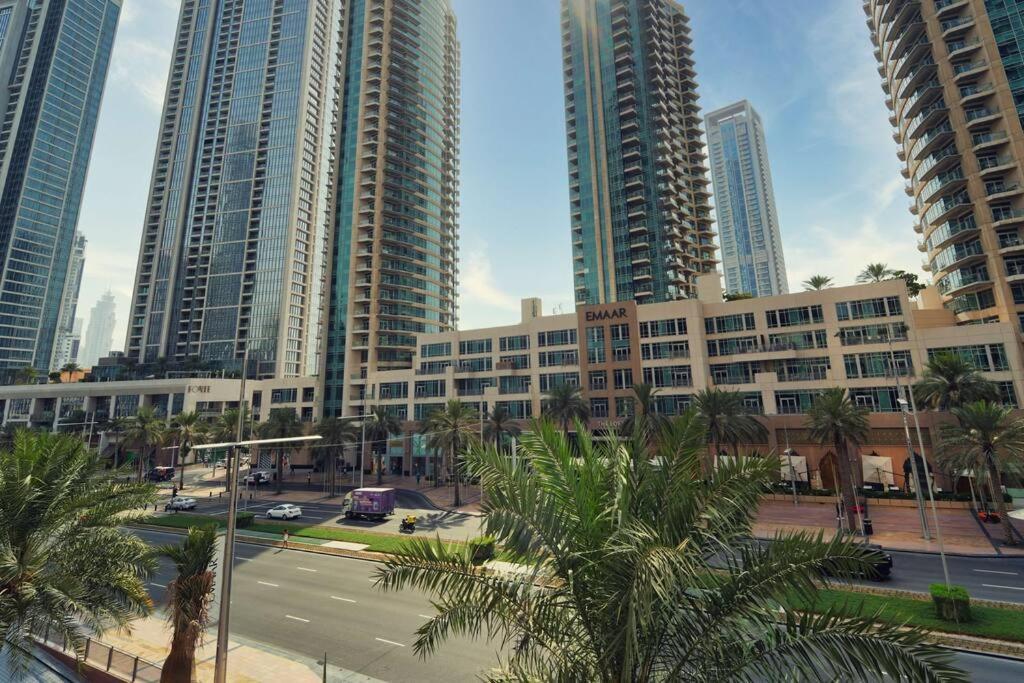 Stunning Luxury Downtown 2 Minute Walk To Burj Khalifa & Mall Apartment *