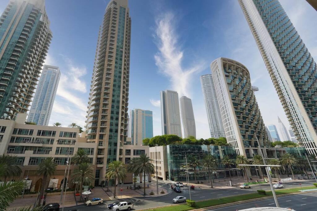 Stunning Luxury Downtown 2 Minute Walk To Burj Khalifa & Mall Apartment Dubai