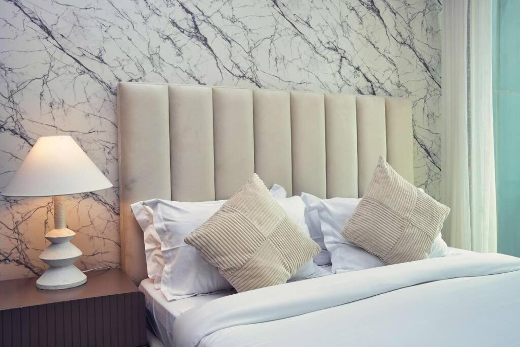 Stunning Luxury Downtown 2 Minute Walk To Burj Khalifa & Mall Apartment *