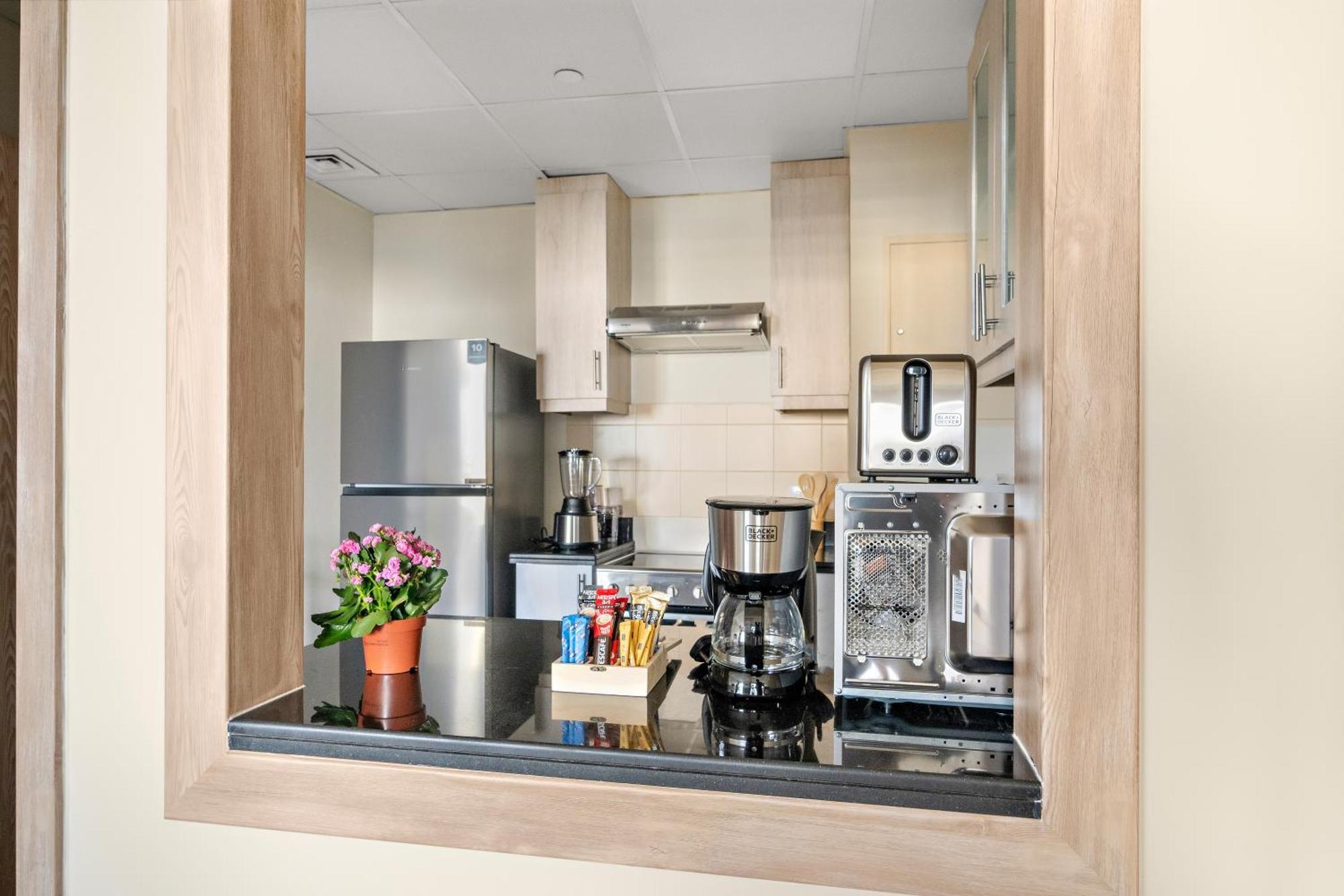 Semesterbostad Aesthetic , Sleeps 6, Pool, Gym & Waterfront Views