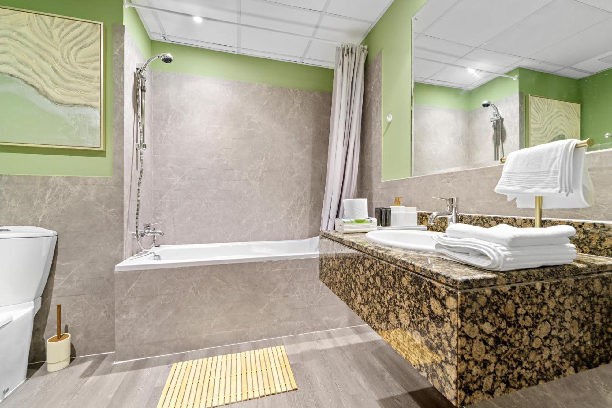Semesterbostad Aesthetic , Sleeps 6, Pool, Gym & Waterfront Views *