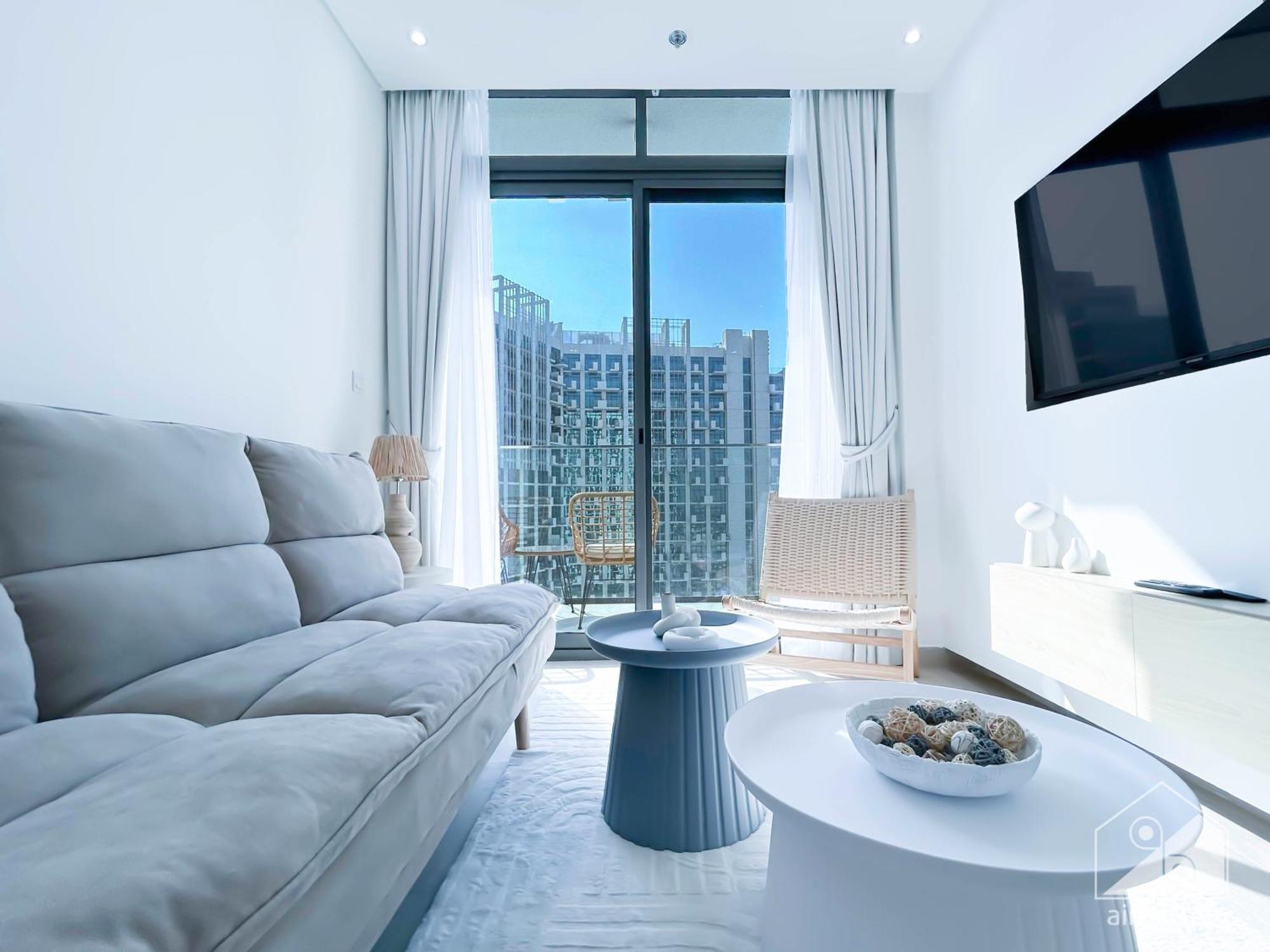 Apartment Luxurious 1-br With Balcony In Azizi Fawad Dubai