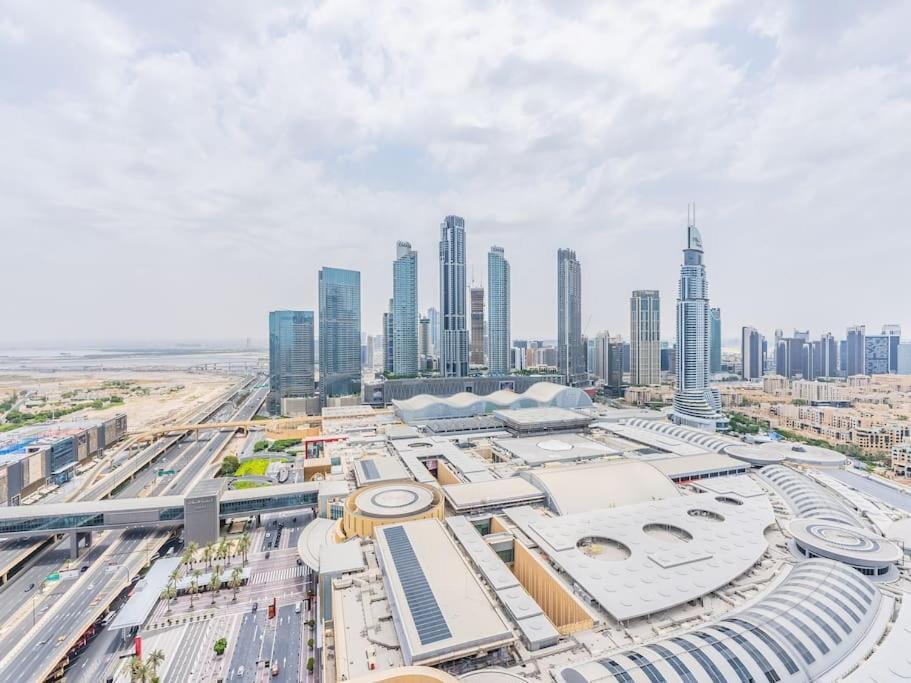 Apartamento Snug In Mall Steps From Burj Khalifa Dubái
