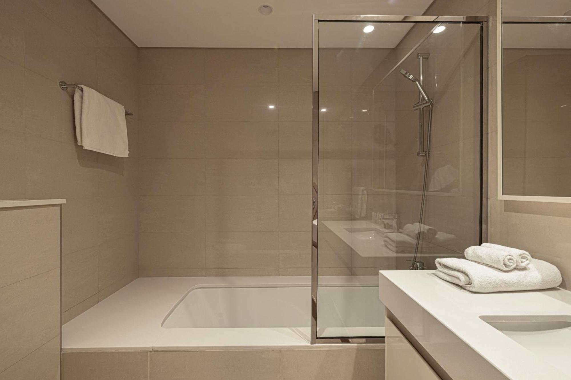 5 Minute Walk To The Fountains! Full Burj Khalifa View! 5-star Pool & Gym! Apartment Dubai
