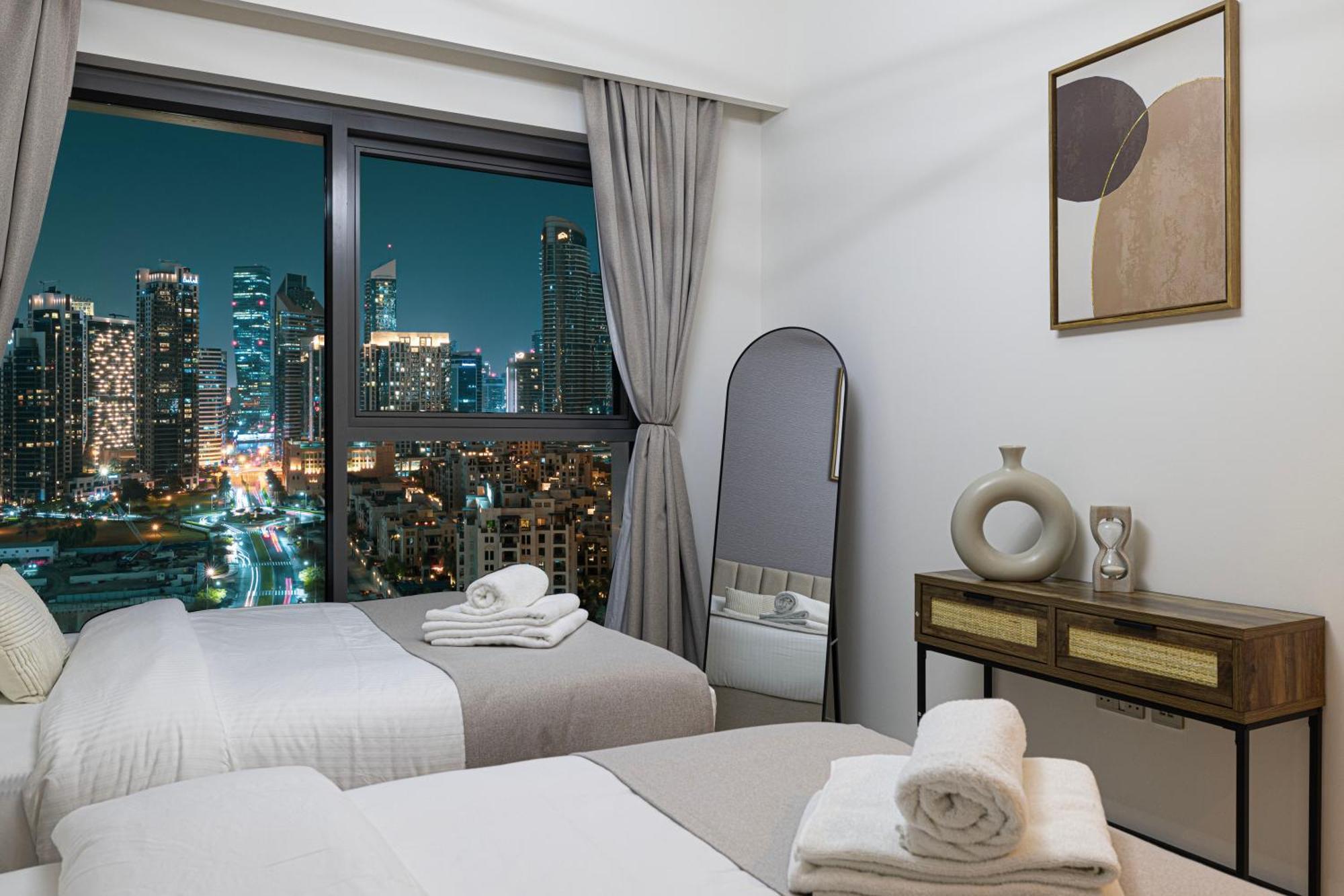 Apartment 5 Minute Walk To The Fountains! Full Burj Khalifa View! 5-star Pool & Gym!