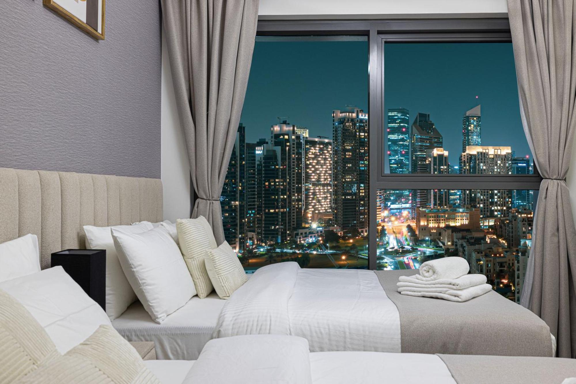 5 Minute Walk To The Fountains! Full Burj Khalifa View! 5-star Pool & Gym! *