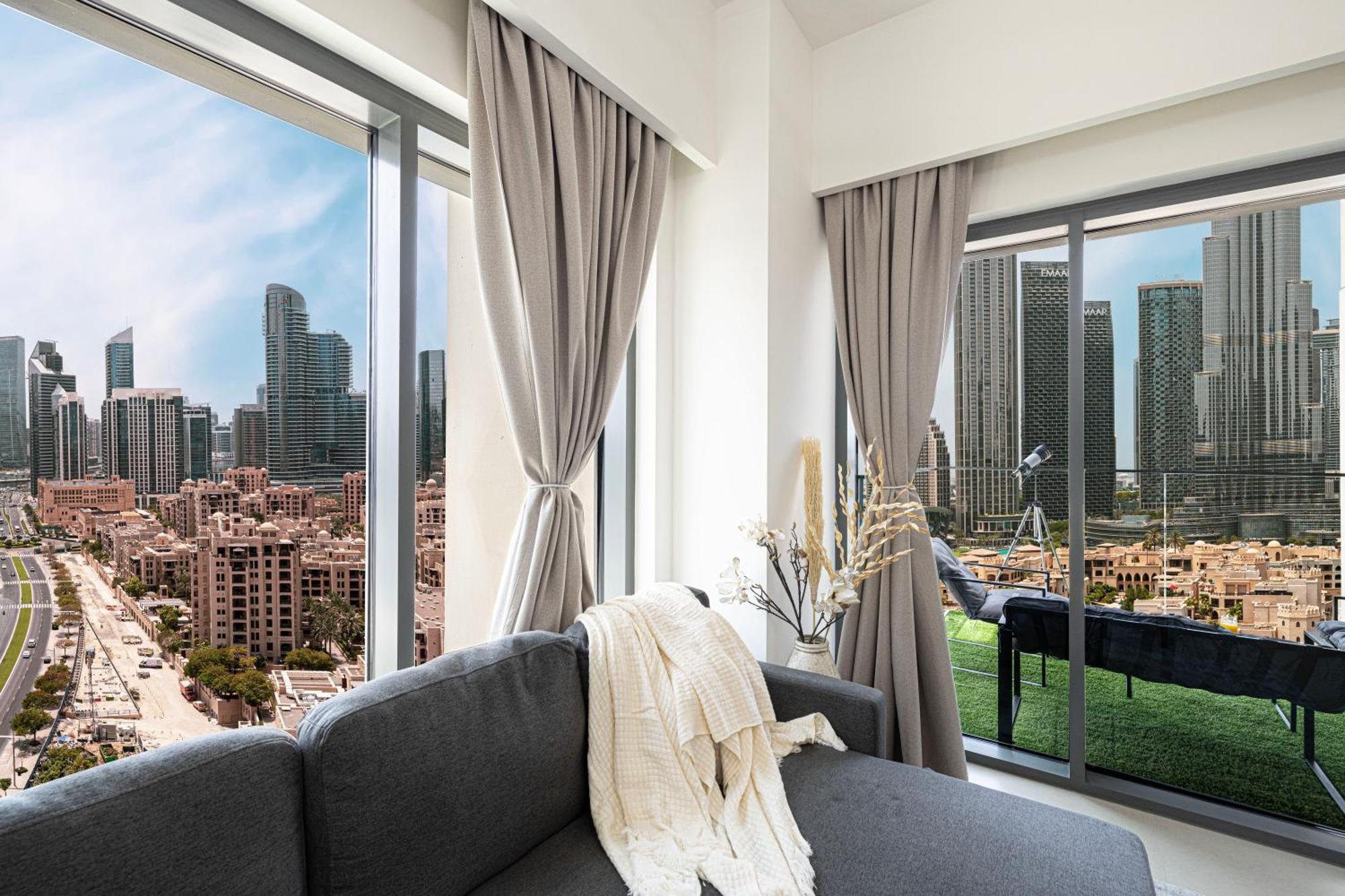 5 Minute Walk To The Fountains! Full Burj Khalifa View! 5-star Pool & Gym! Dubai