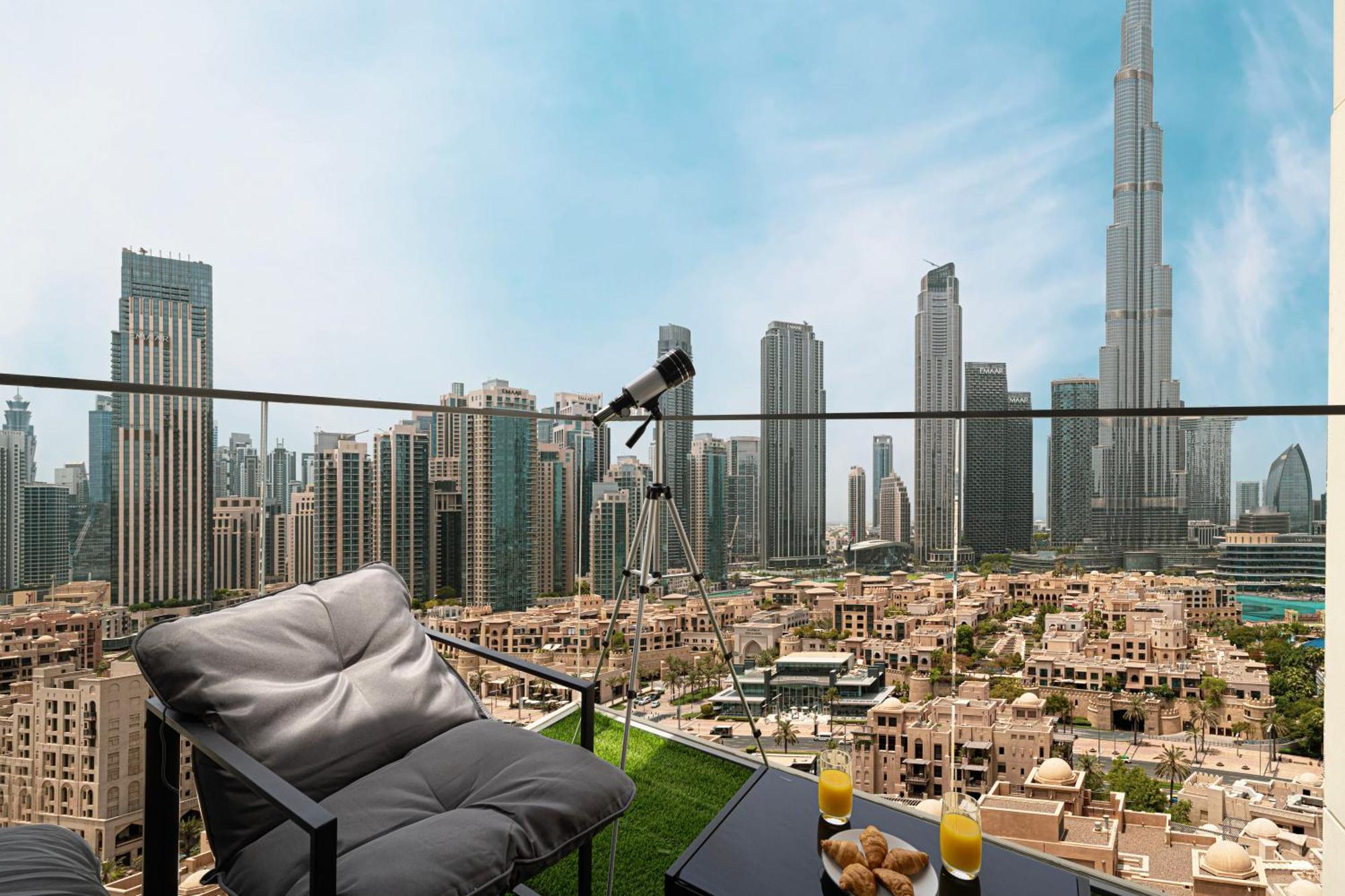 5 Minute Walk To The Fountains! Full Burj Khalifa View! 5-star Pool & Gym! *