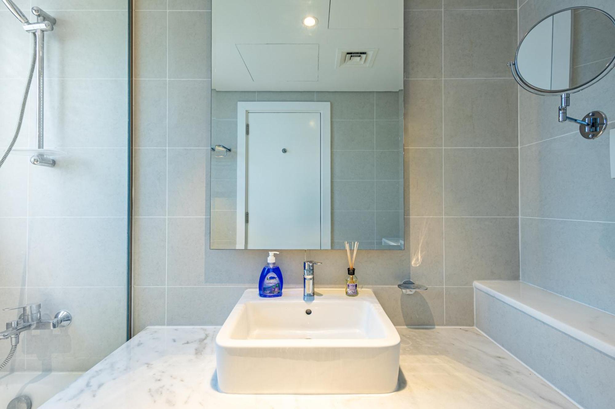 Deluxe One-bedroom In Business Bay With Burj Khalifa And Canal View Dubai