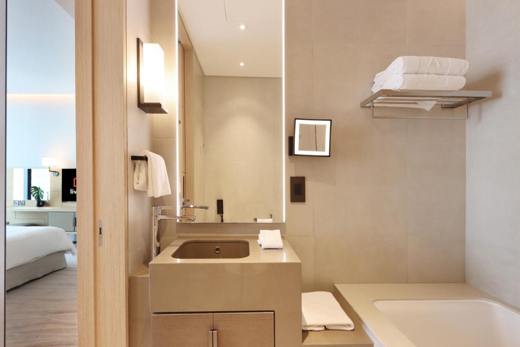 1Bhk With Marina And Partial Sea Views