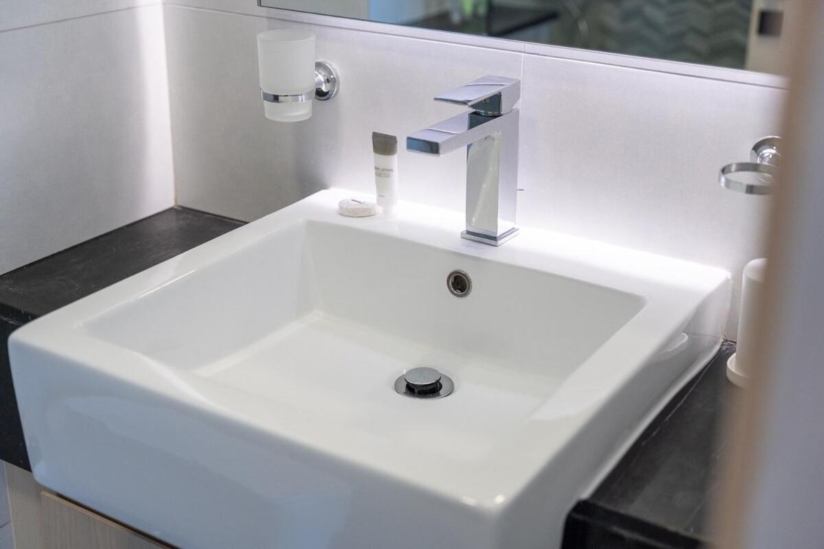 Eye-captivating 1 Bed For 2 Apartemen *