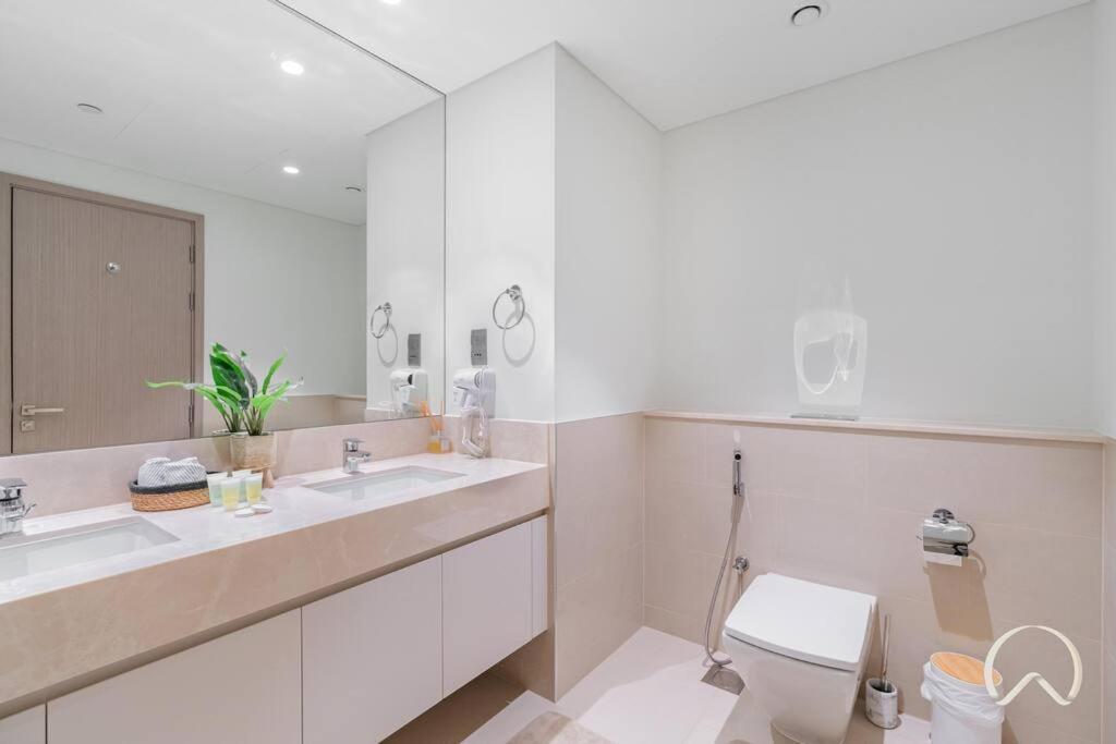 Luxurious 3br In Act 1 Act 2 With Burj Khalifa View Apartment Dubai