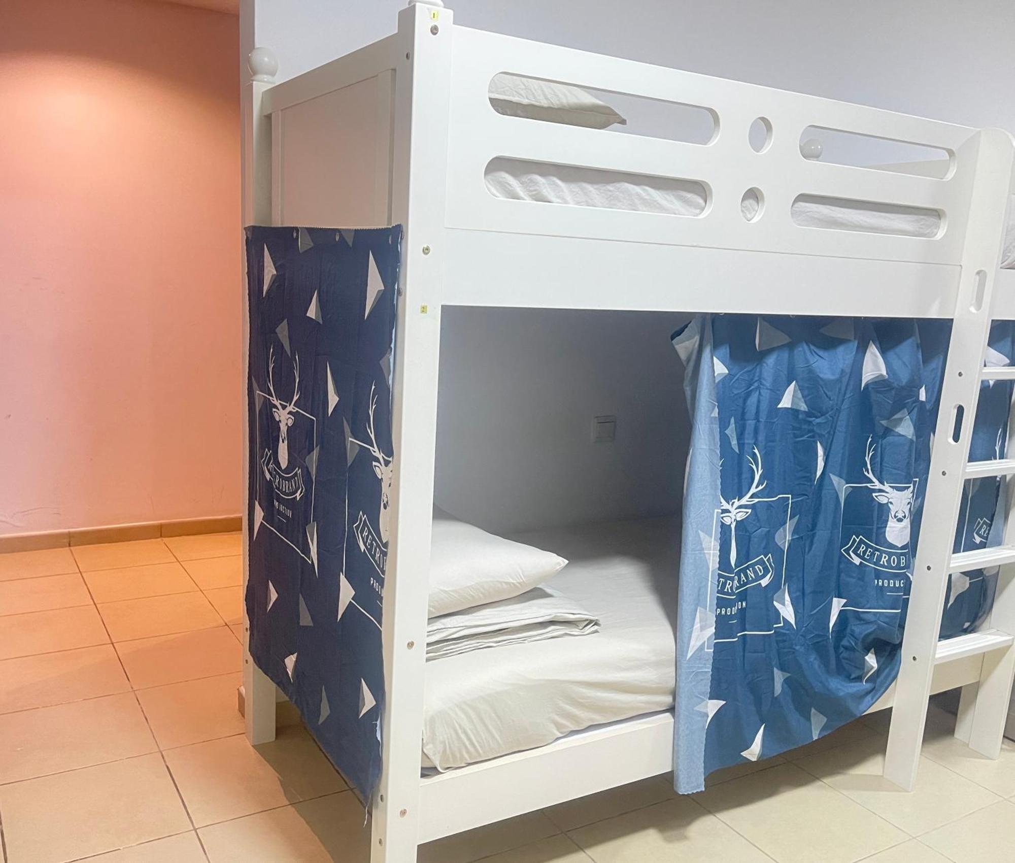 The Journey - Infront Of Tram-metro, Access To Beach, Pool & Gym - Enjoy Our Seaview - Coworking Space - Resident Housekeeping - Inhouse Food Menu - All At Jumierah Beach Residence, Marina Hostel