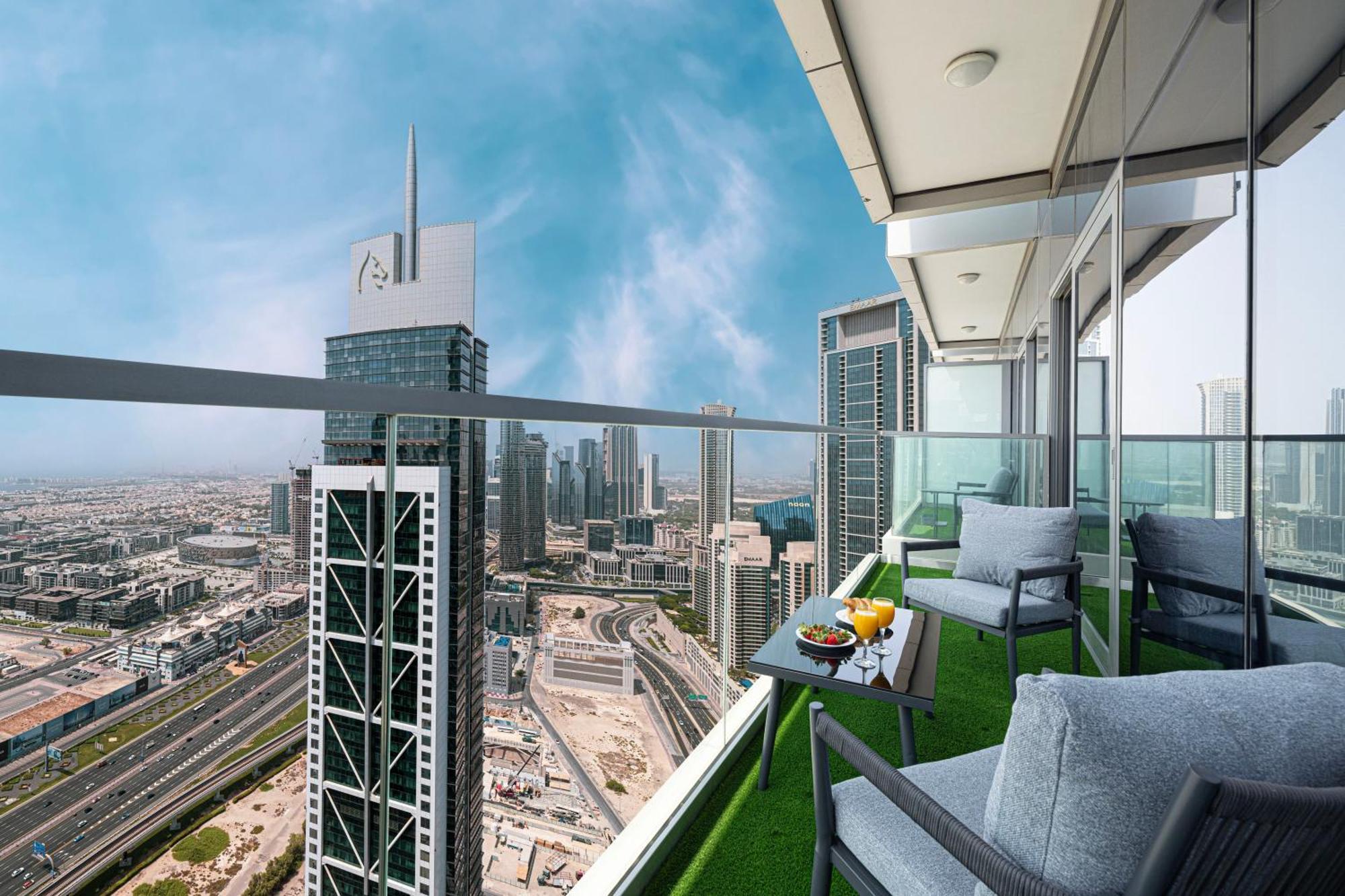 Highest Infinity Pool In Downtown Apartament