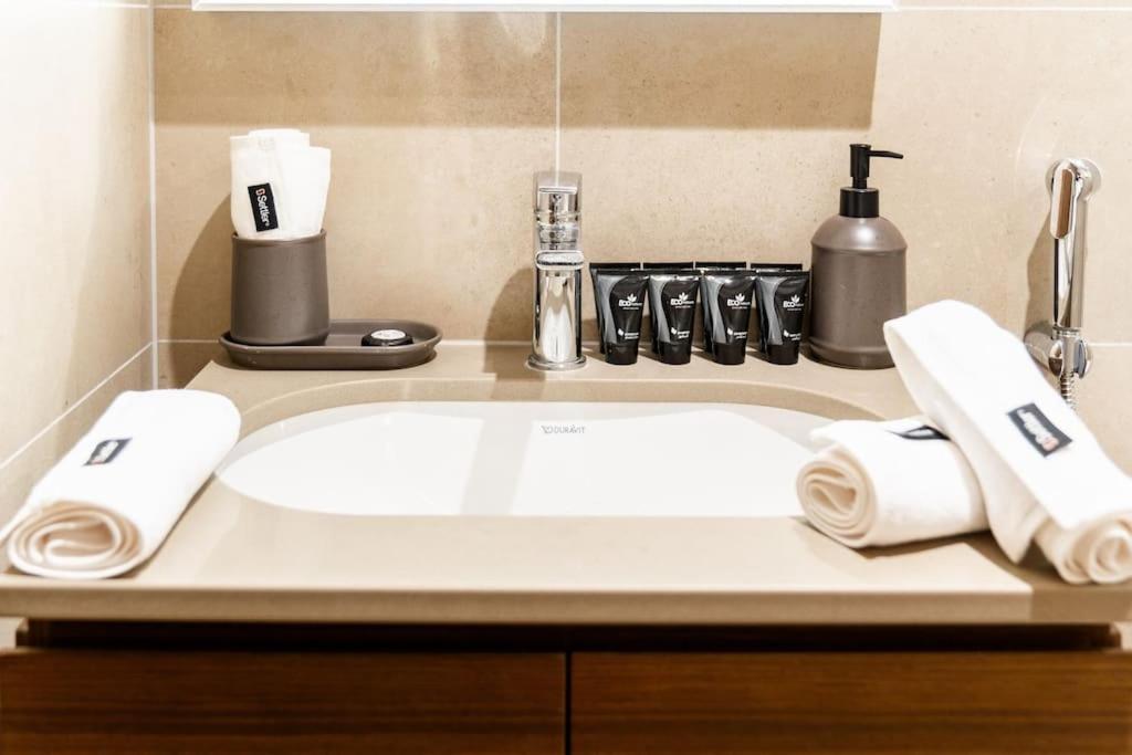 Quiet High-rise 1br - Free Baby Gear, Downtown Close Appartement