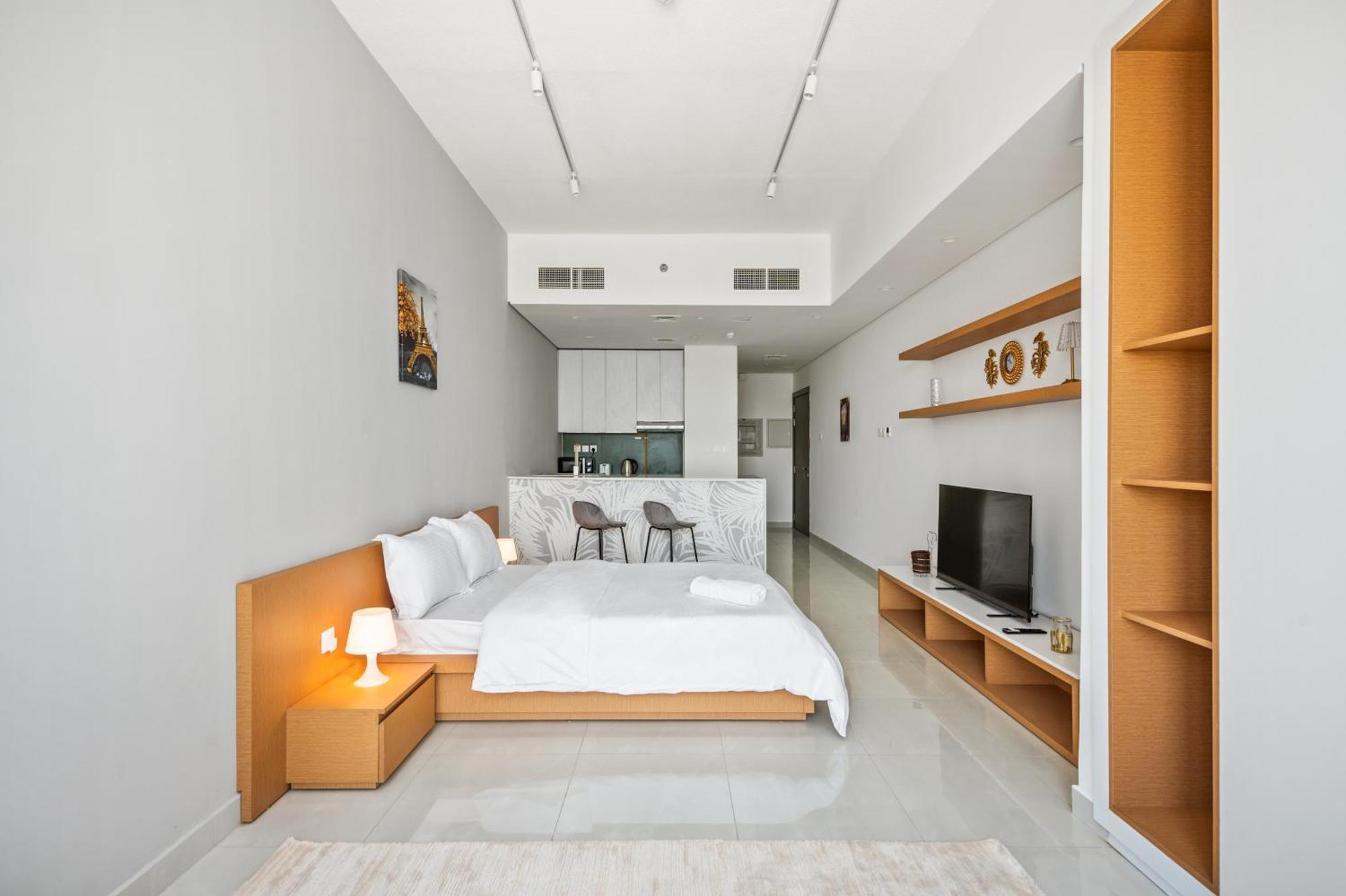Bright In Vibrant Dubailand District