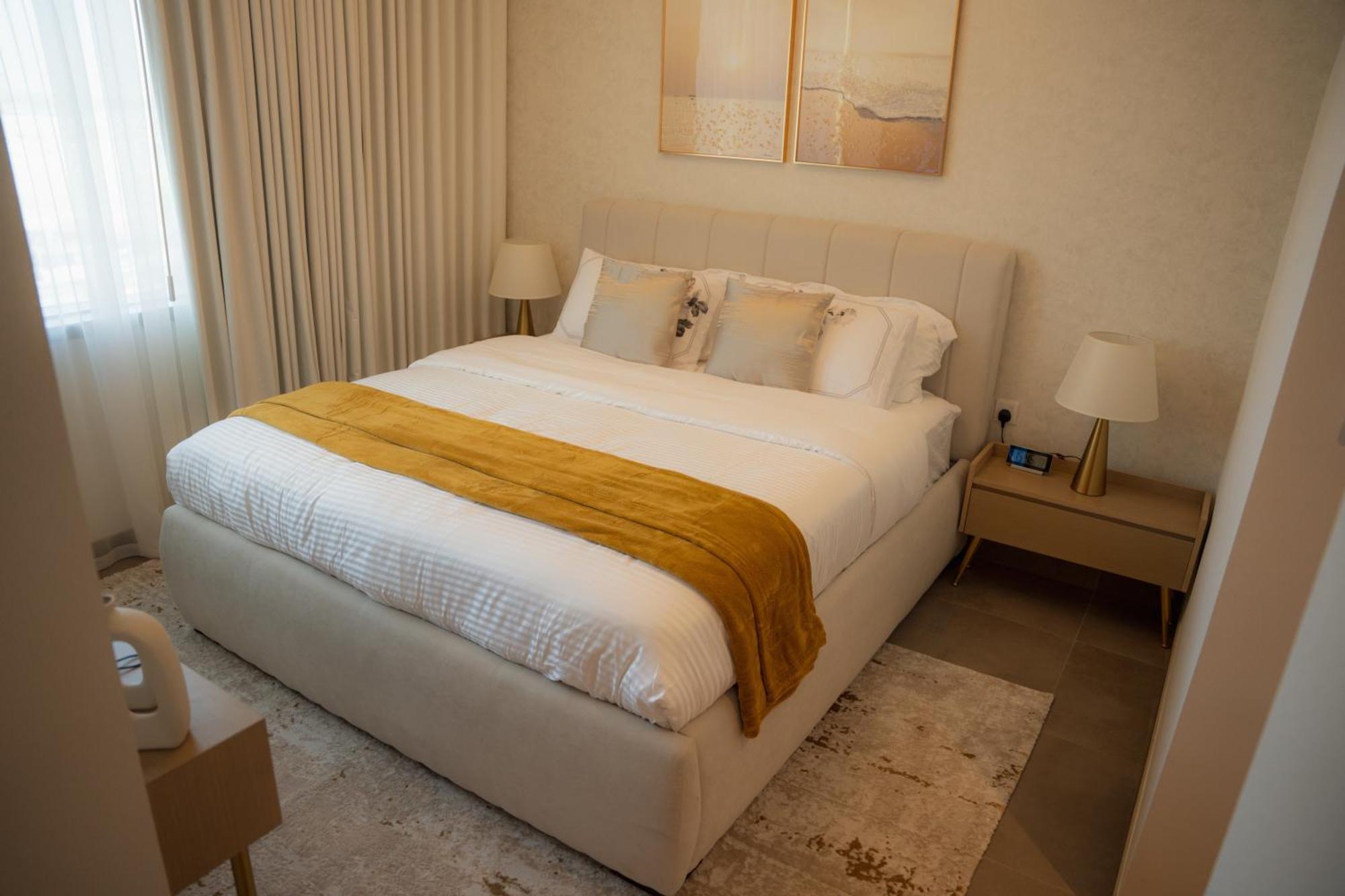 Luxury 2 Bedroom Poolside Haven In Creek Harbour * Dubai