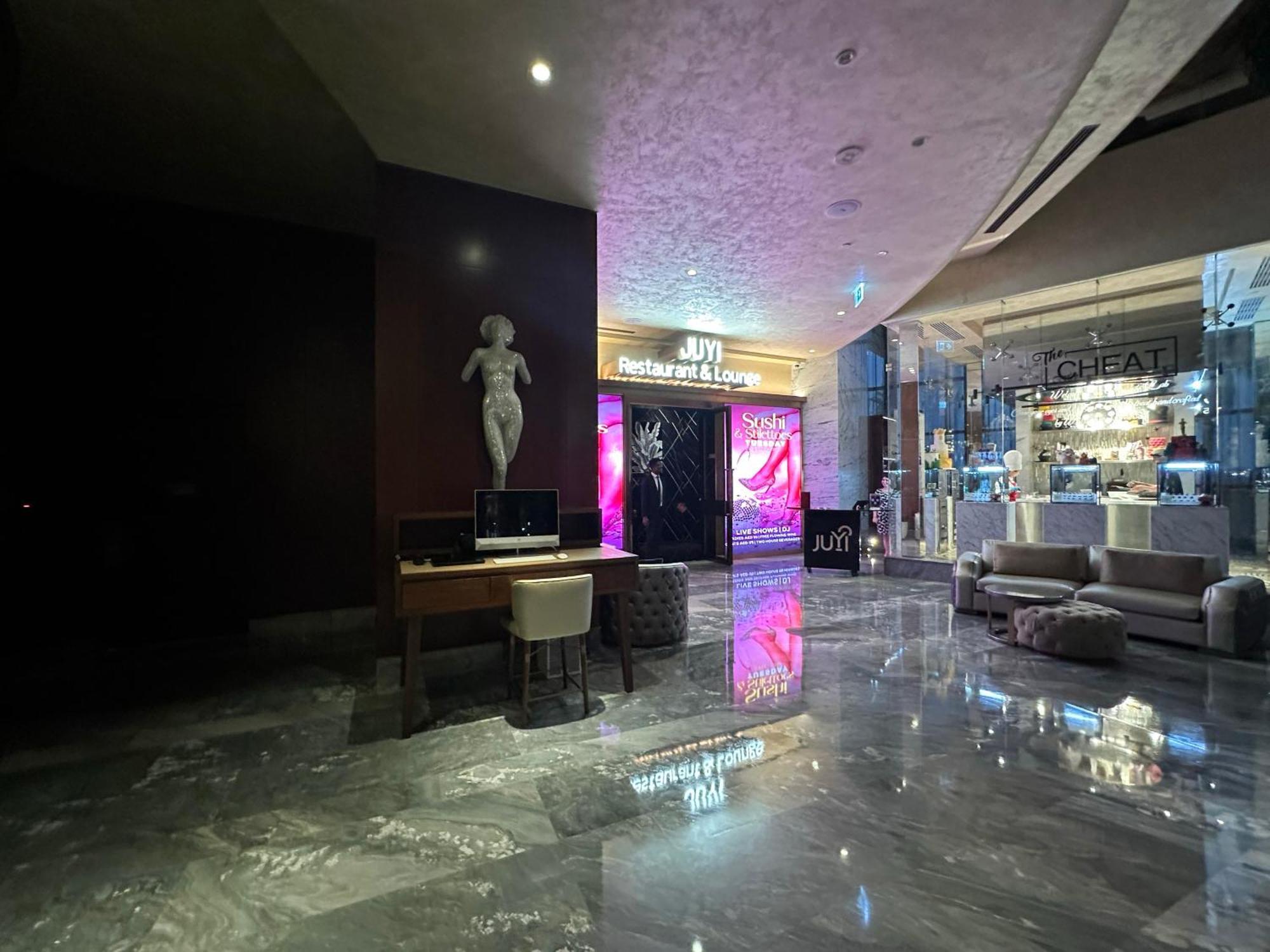 Luxurious 2bdr In Paramount Towers With Stunning Burj Khalifa Views Appartement *