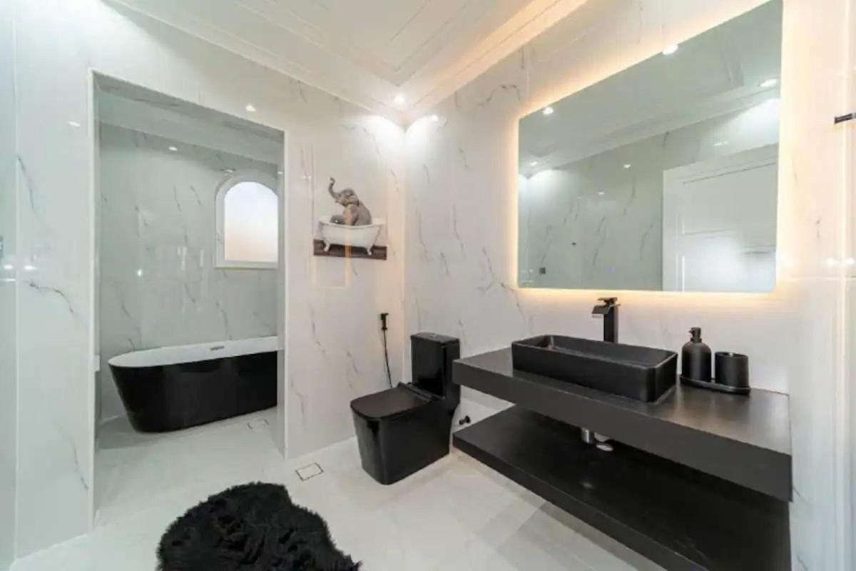 Modernized 6 Bedroom *
