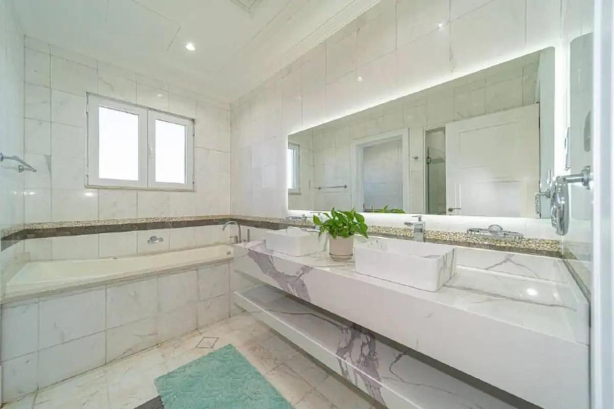 Modernized 6 Bedroom *