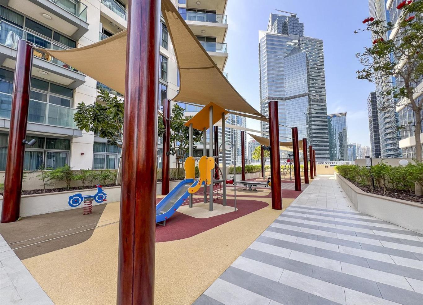 Trophy - Downtown Skyline Sanctuary Apartemen *