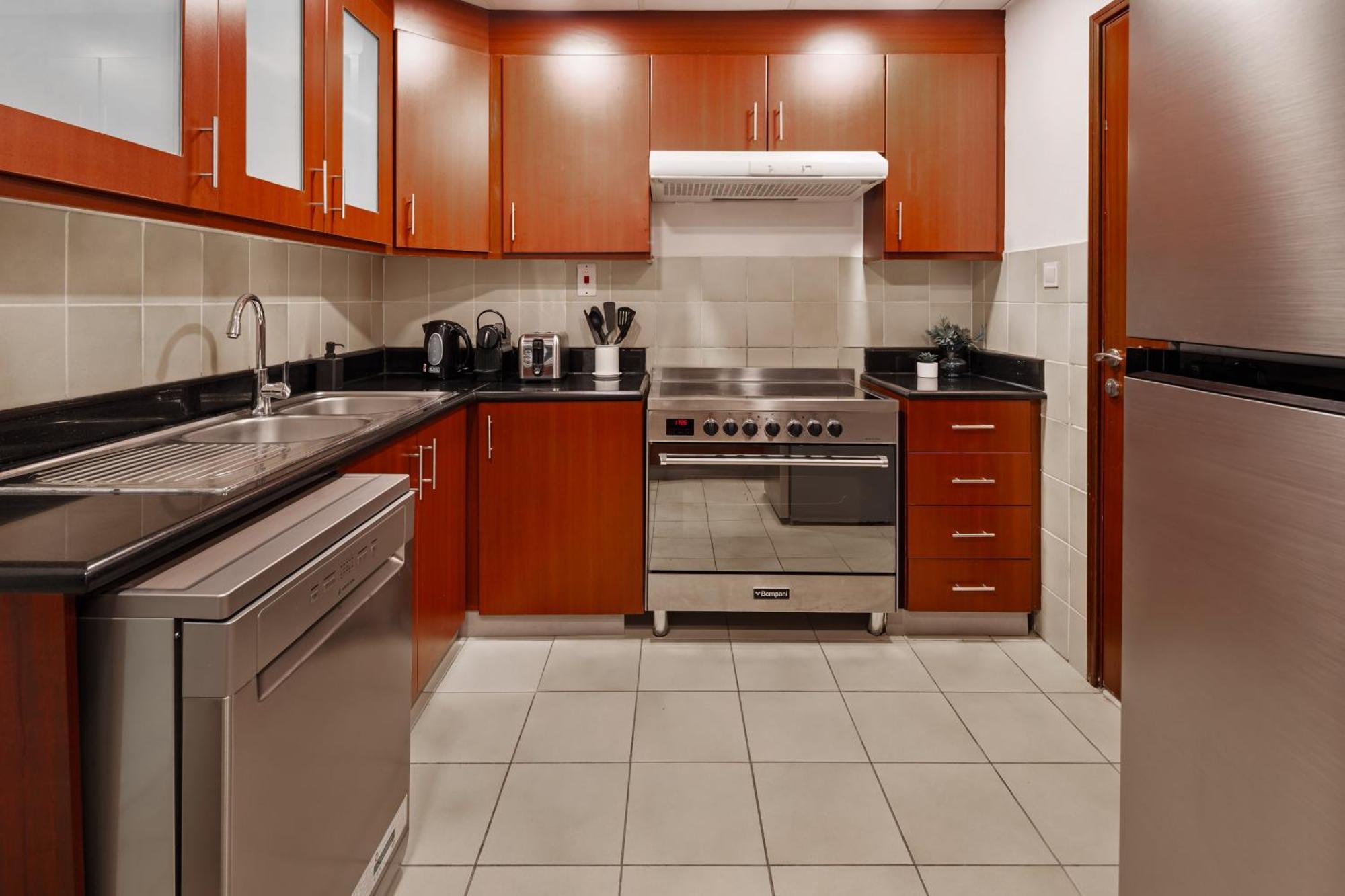 Spacious 5br With Maid's On Jbr - Prime Location, Steps From Shops, Dining & Entertainment - By Sunkissed Homes Apartamento