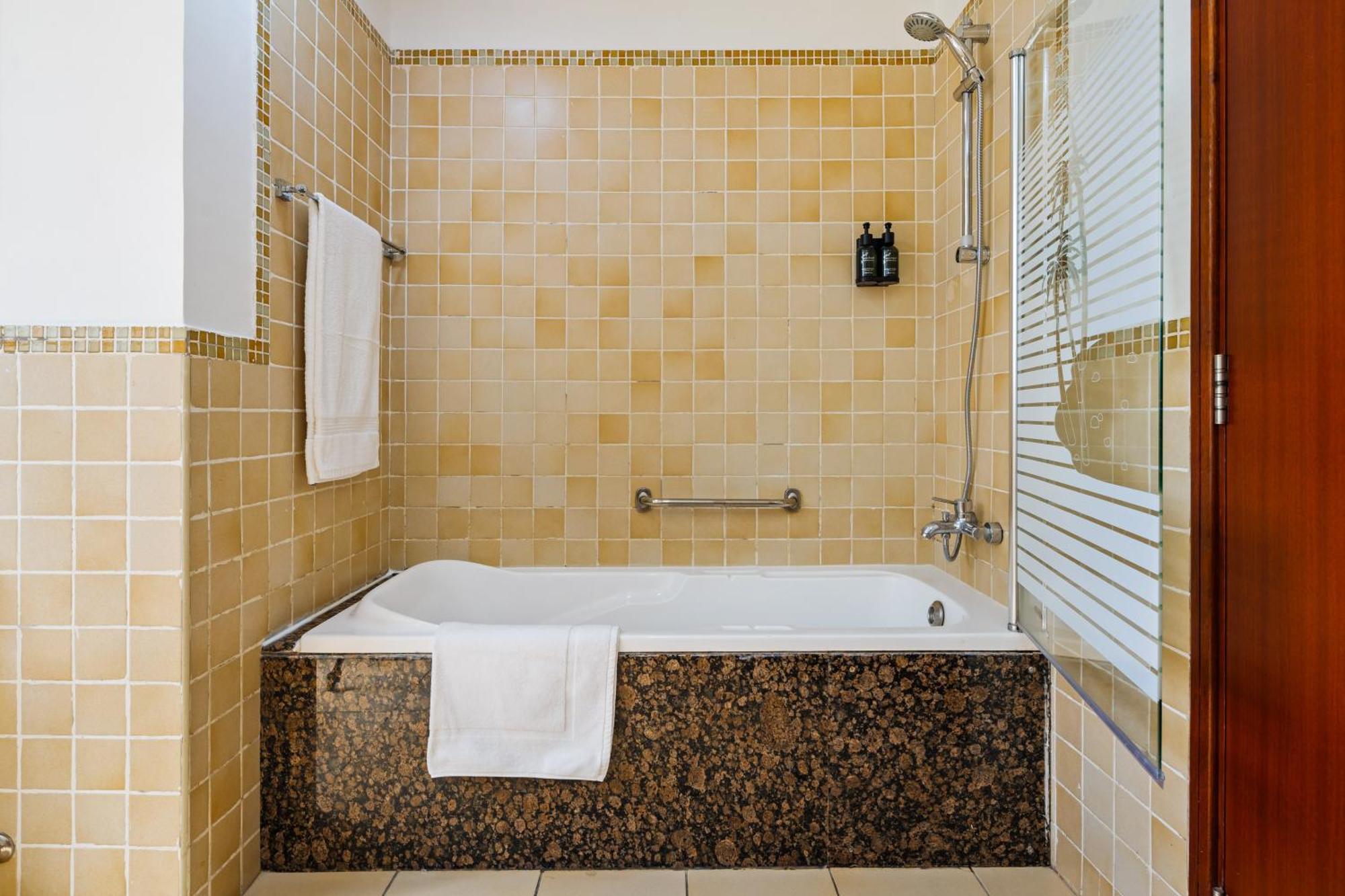 Apartamento Spacious 5br With Maid's On Jbr - Prime Location, Steps From Shops, Dining & Entertainment - By Sunkissed Homes *