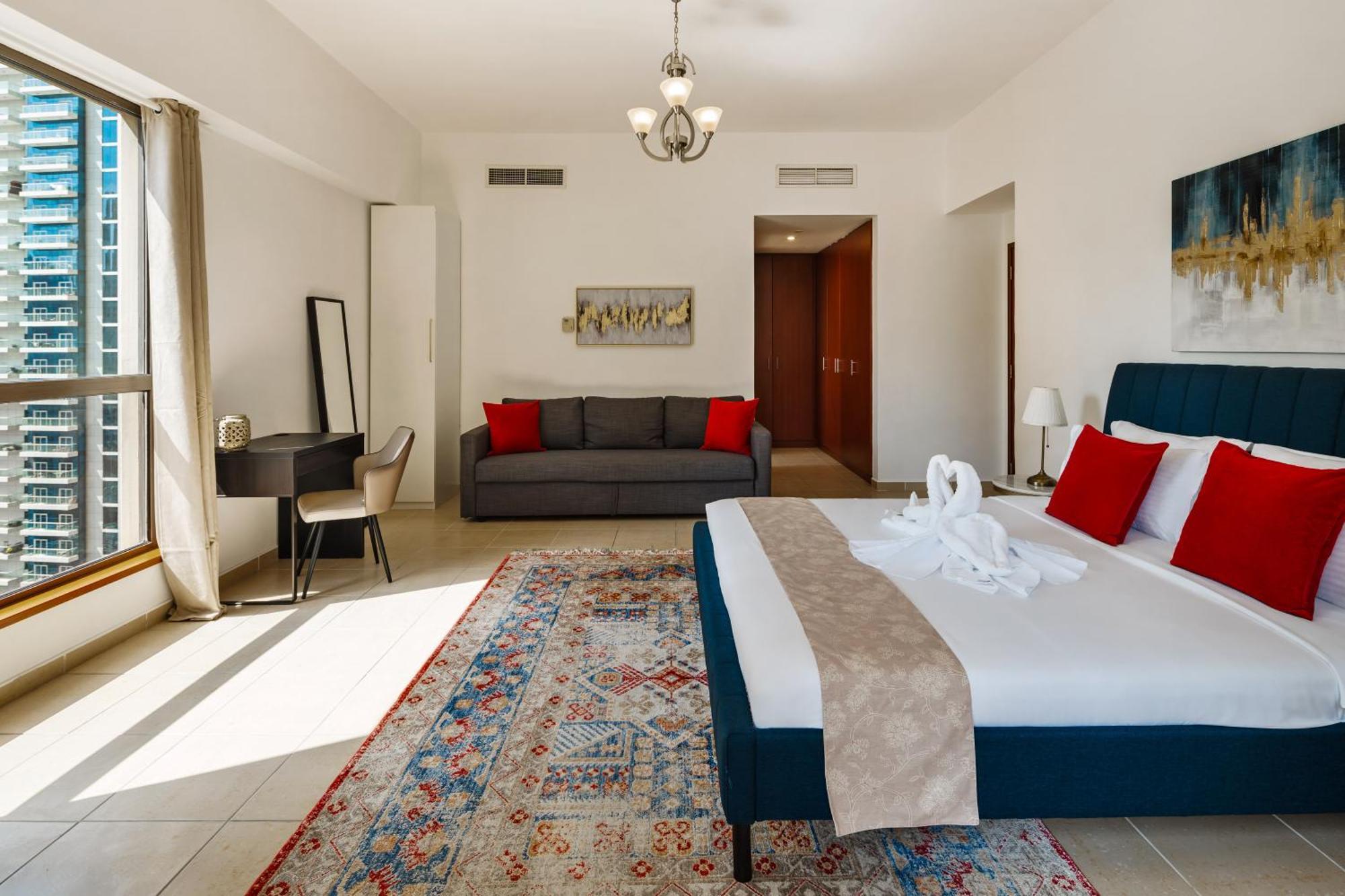 Spacious 5br With Maid's On Jbr - Prime Location, Steps From Shops, Dining & Entertainment - By Sunkissed Homes Dubái