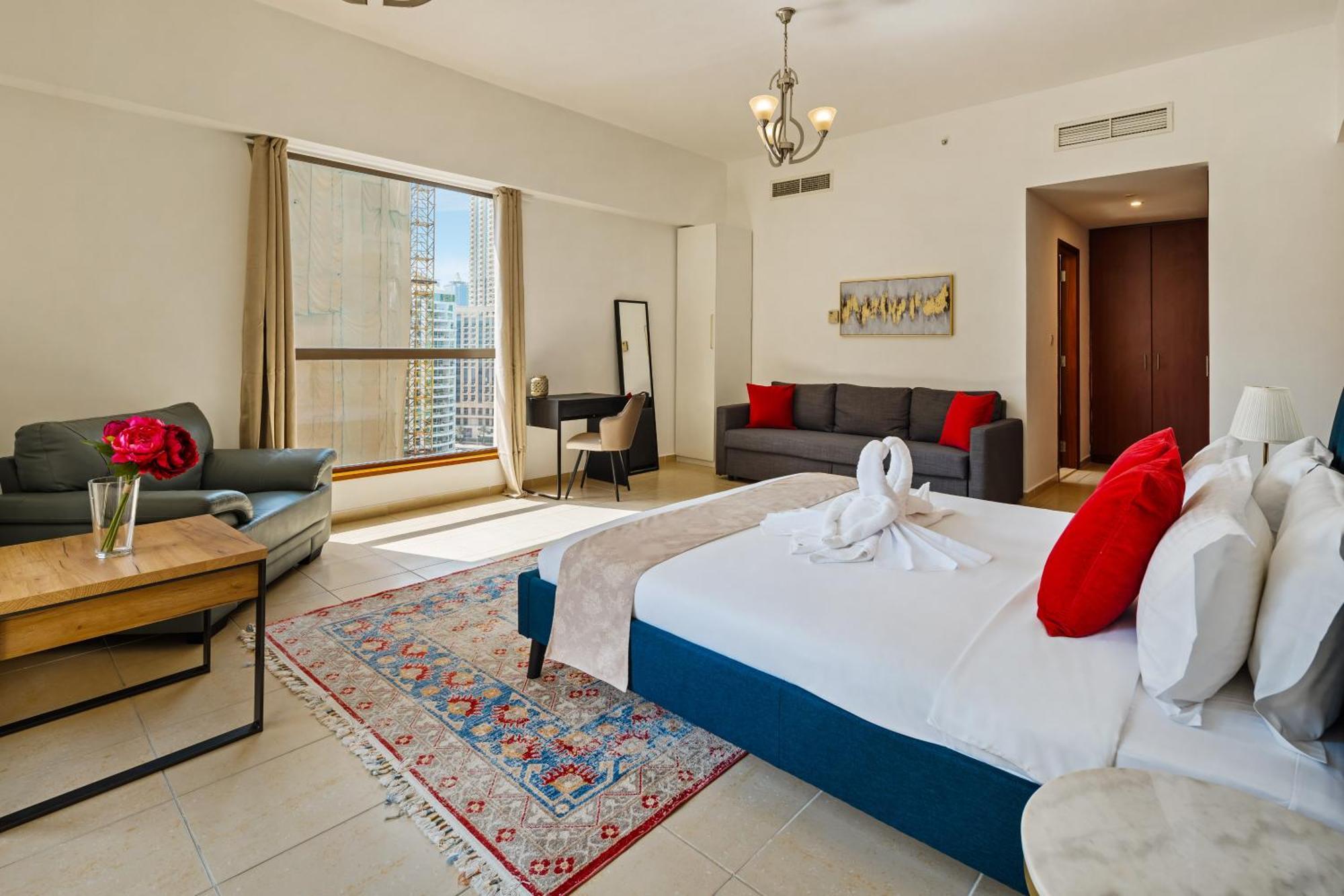 Spacious 5br With Maid's On Jbr - Prime Location, Steps From Shops, Dining & Entertainment - By Sunkissed Homes Dubái